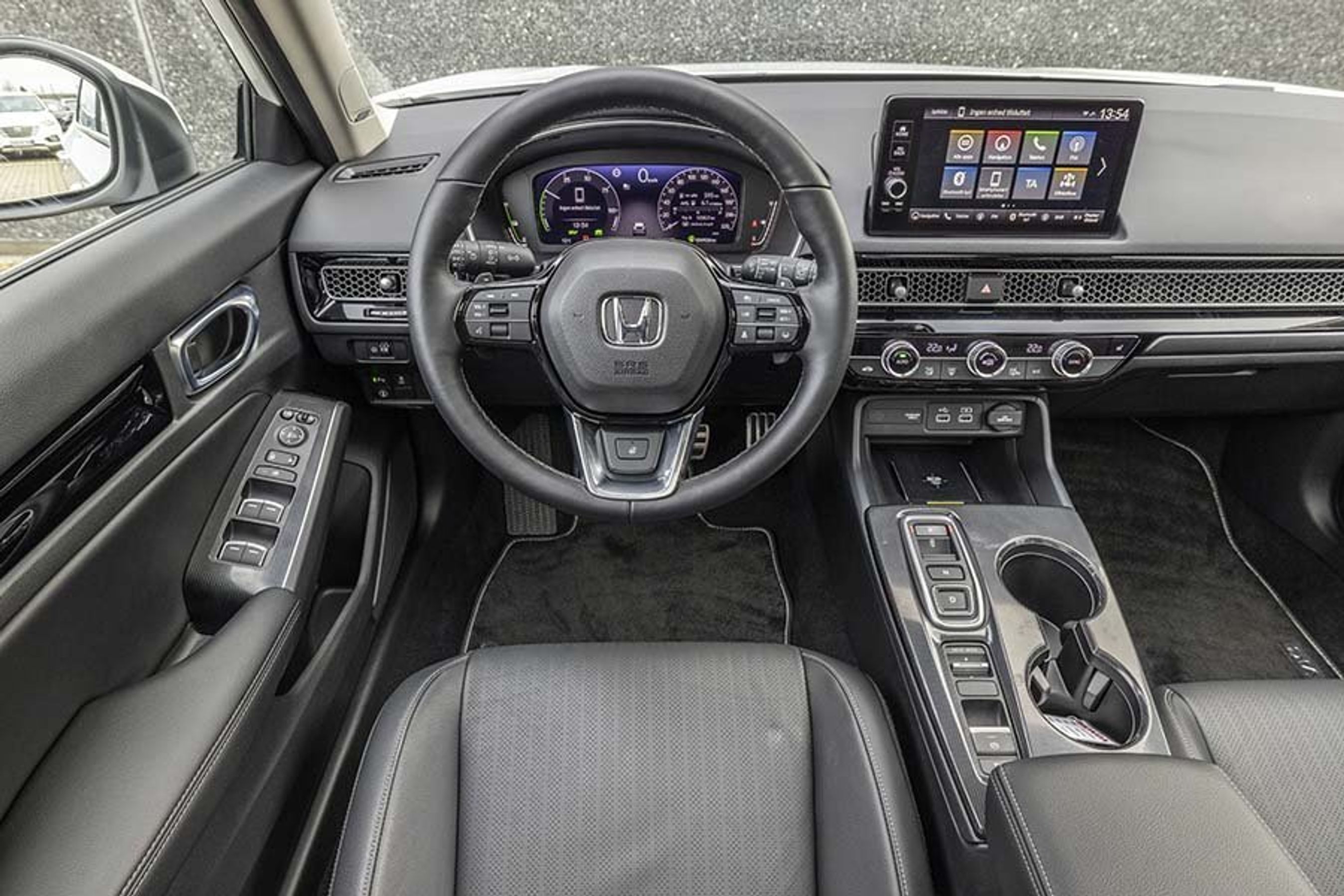 Førerpladsen er lækkert indrettet med et digitalt instrumenthus med tydelig hastighedsvisning. 