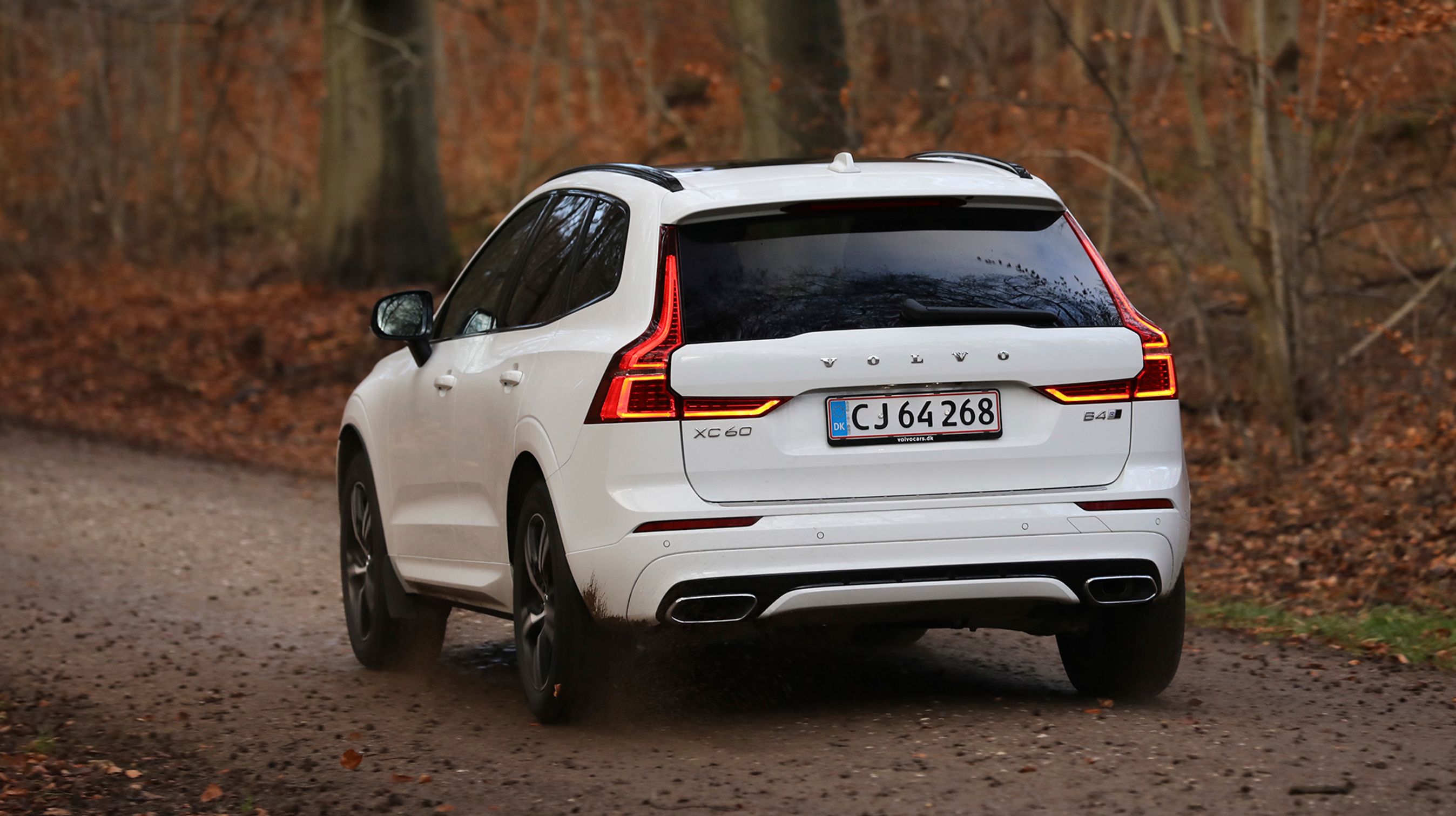 Vi har her testet topudgaven af Volvo XC60 i det, der hedder R-Design. Så har bilen fået en del sportslige designelementer både ude og inde, som f.eks. de to store udstødningsporte bagtil.