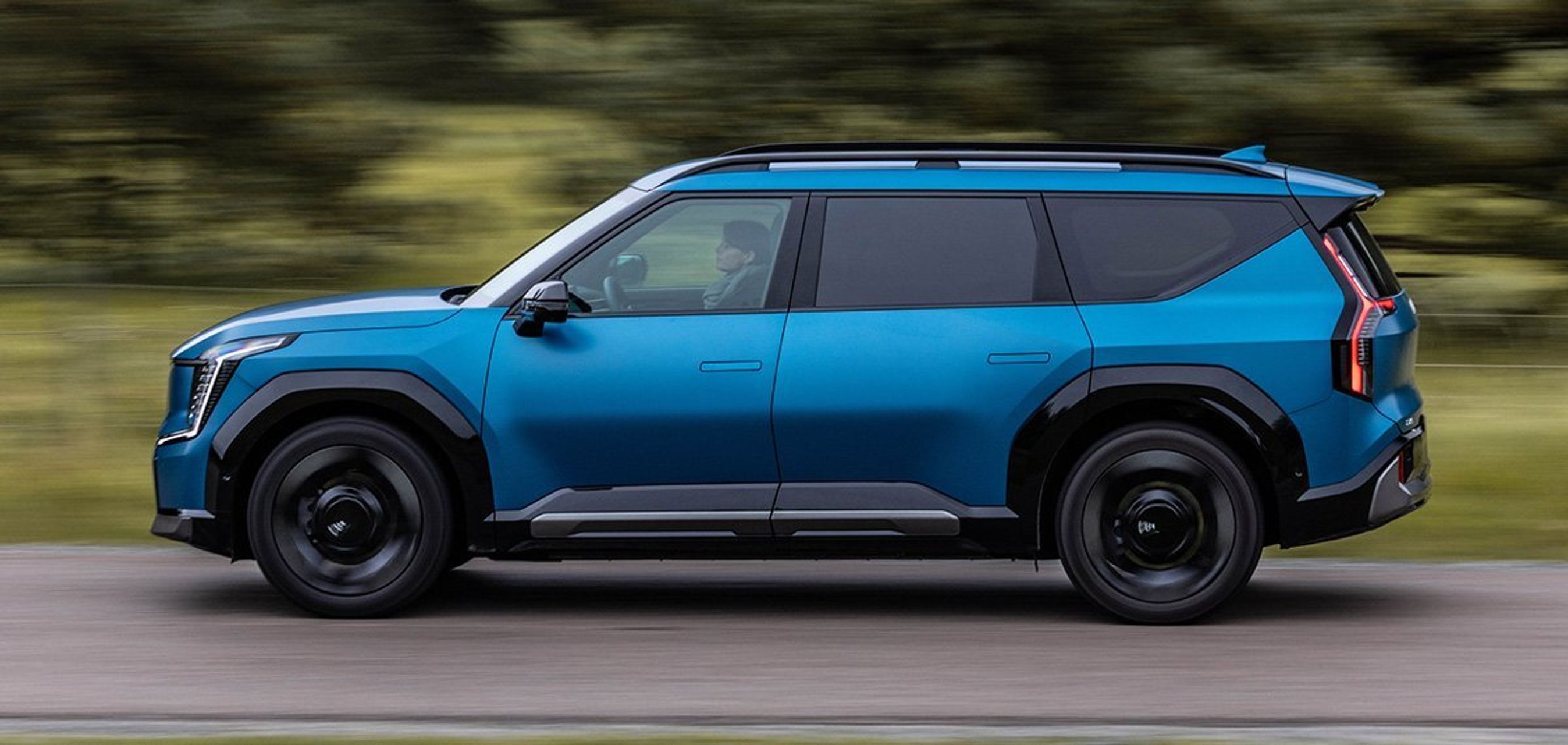 Blå Kia EV9 i profil.