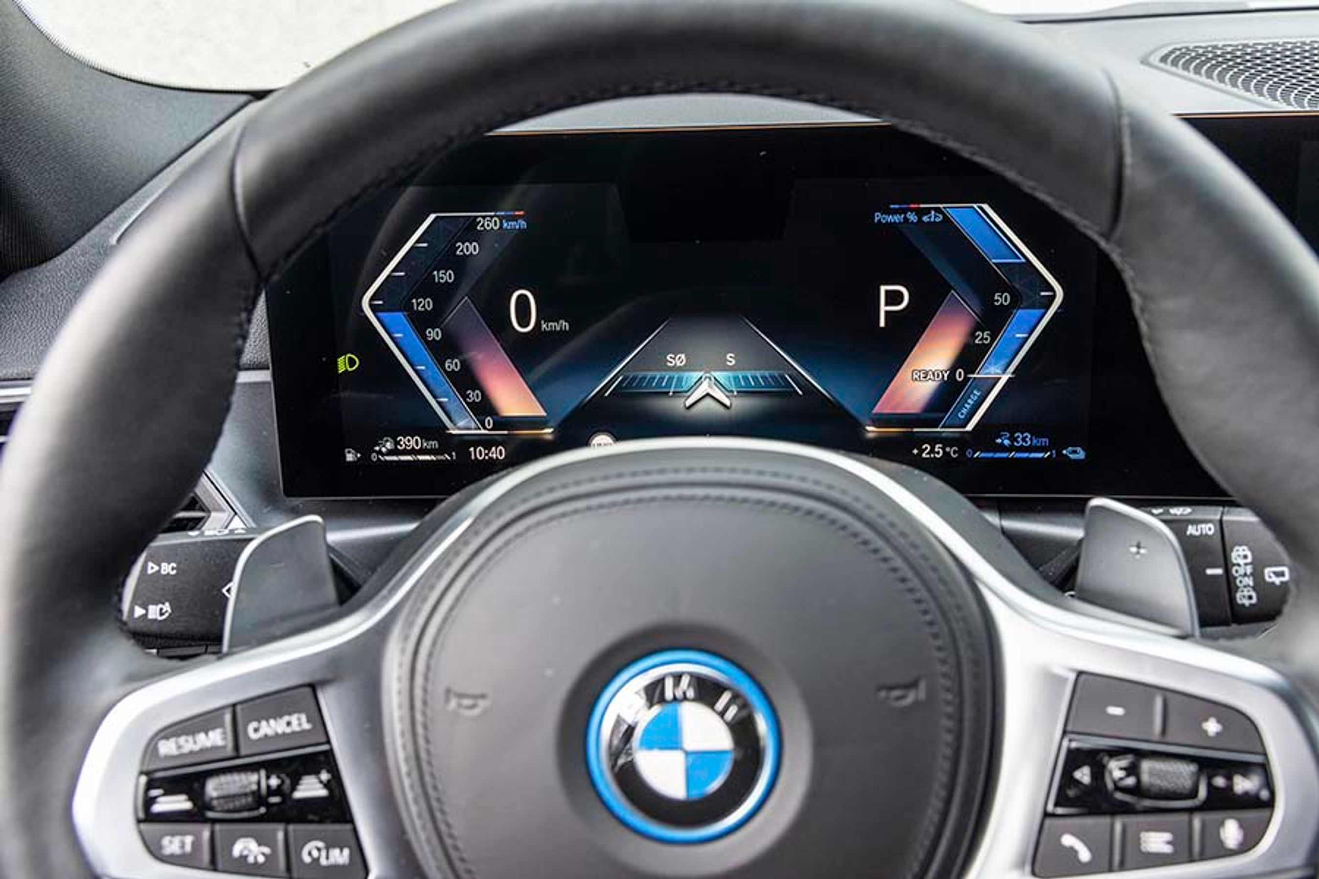 En del af det nye styresystem kaldet iDrive 8 er nyt instrumenthus. Vi har tidligere set dem i elbilerne iX og i4, og de er nemme at overskue, og der er mulighed for lidt personalisering af visningen. 