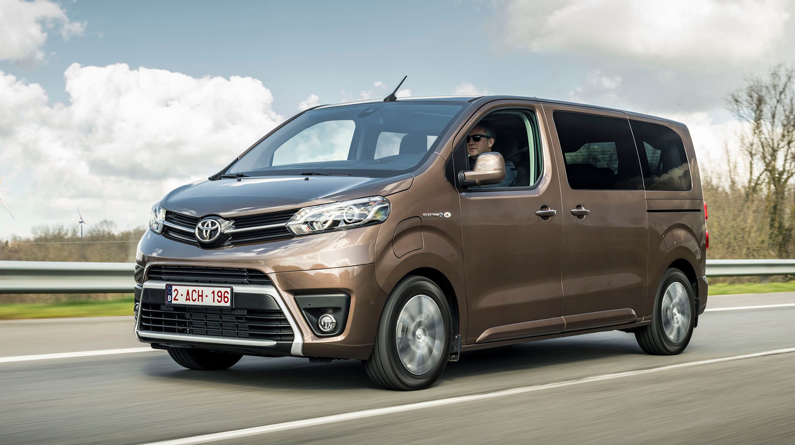 Toyota Proace er mest kendt som varebil, men fås også som minibus. Nu er den kommet i en eludgave, og så kan den køre op til 330 km på de 75 kWh, som batteriet rummer i denne topudgave.