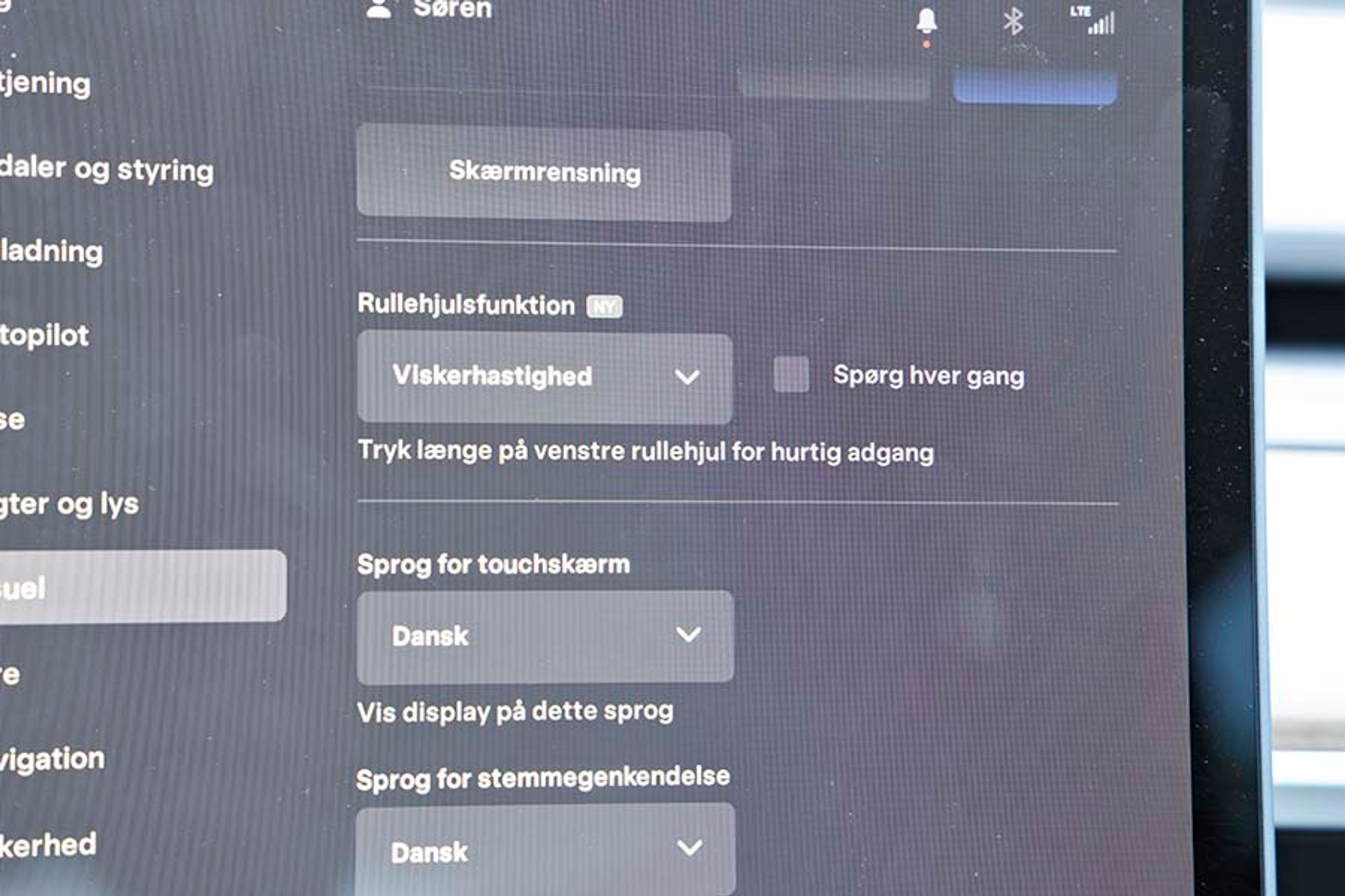 Der er stort set ingen knapper, og alt styres derfor fra den store 15"-skærm i midten. Her gælder det viskehastigheden.