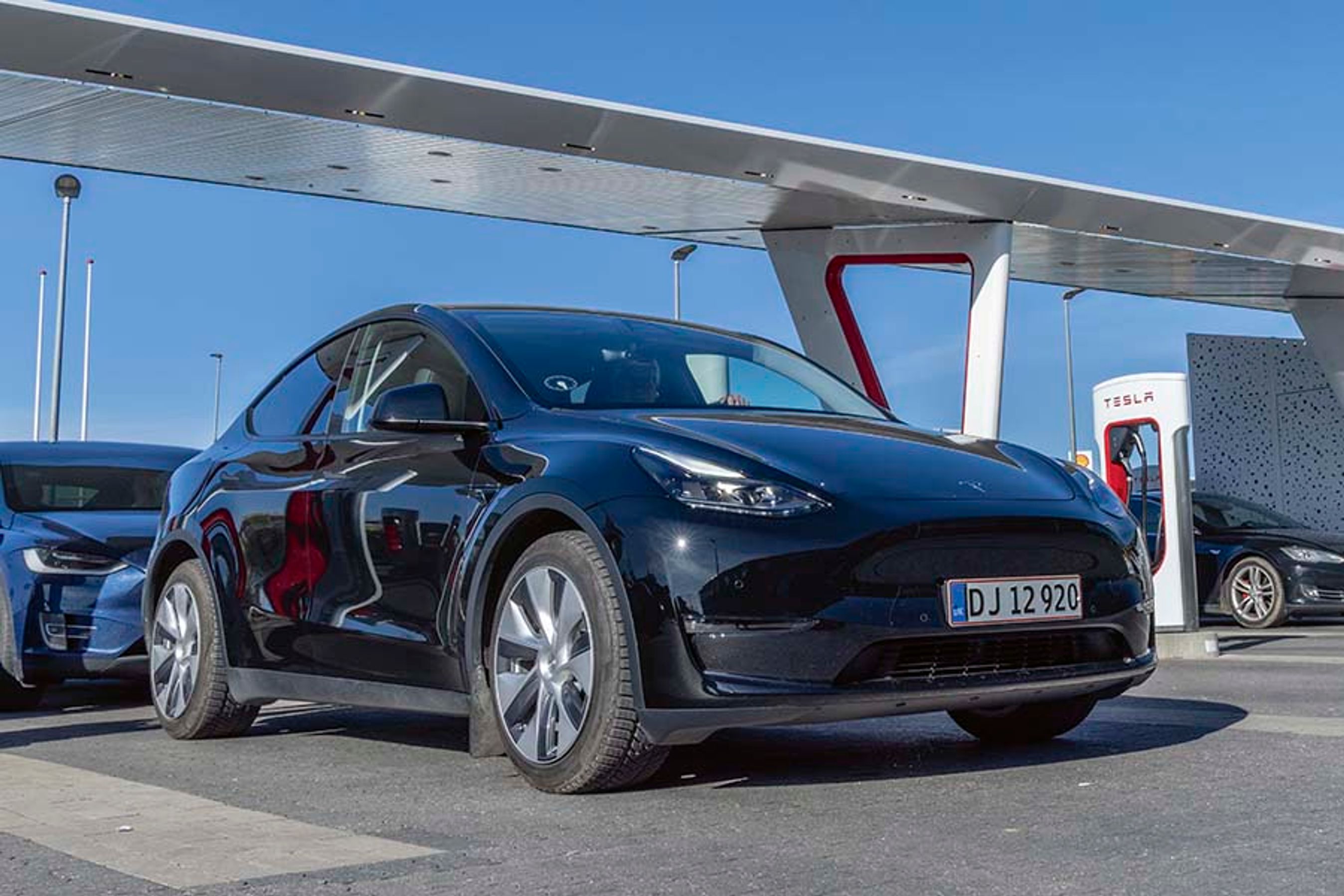 Køber man en Tesla, får man samtidig adgang til Teslas store ladenetværk i både Danmark og udlandet.