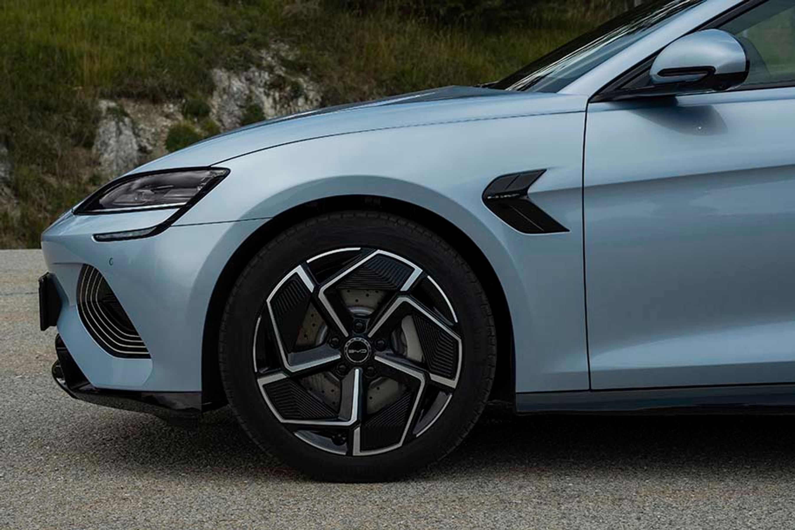 Begge udgaver af BYD Seal leveres på 19-tommer letmetalfælge, der er tofarvede.