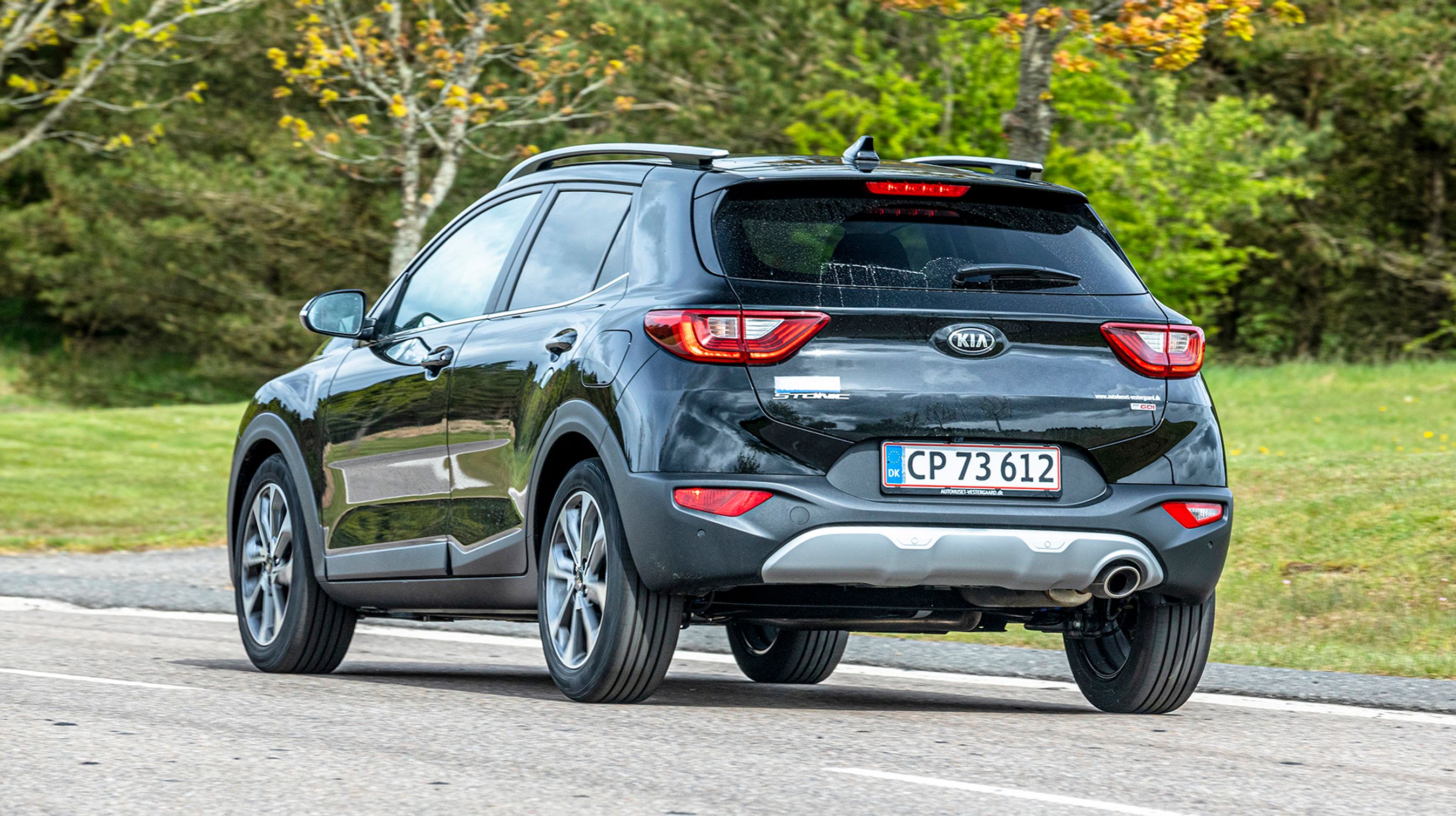 Det er lidt svært at se designelementerne, når bilen som her er sort med sorte detaljer. Men i andre farver ser Stonic faktisk flot ud, og den kan fås i mange udgaver.