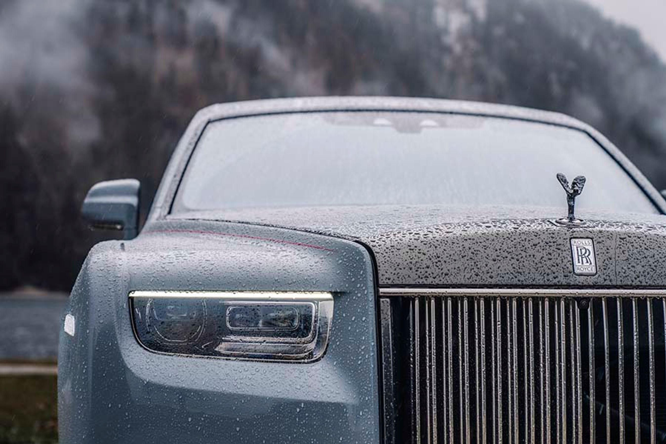 2023-udgaven af Phantom har fået et mindre facelift med nye forlygter og mulighed for en sort udstyrspakke – Black Badge – hvor bl.a. køleren og kølerfiguren er sortmalet.