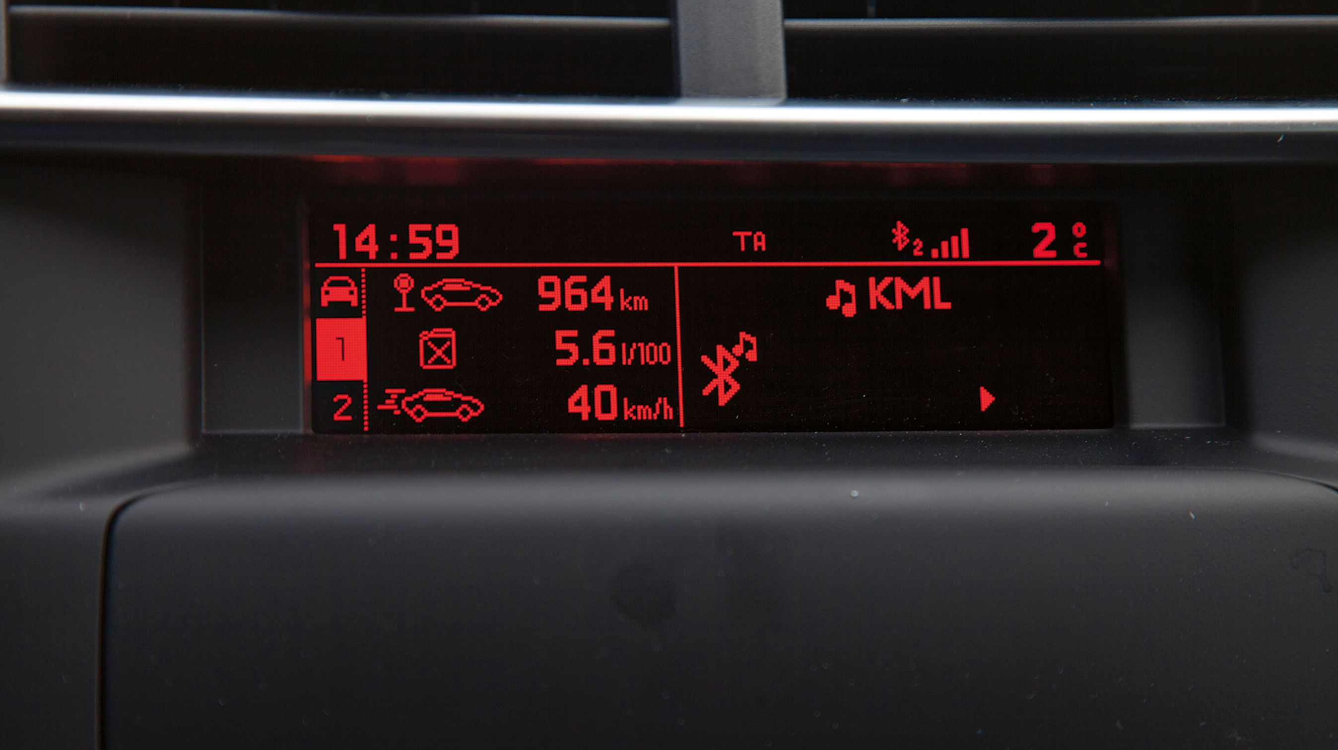 Radioen har indbygget Bluetooth, så man kan koble den til mobilen. Håndfri tale lyder fint, mens musik lyder mindre godt.