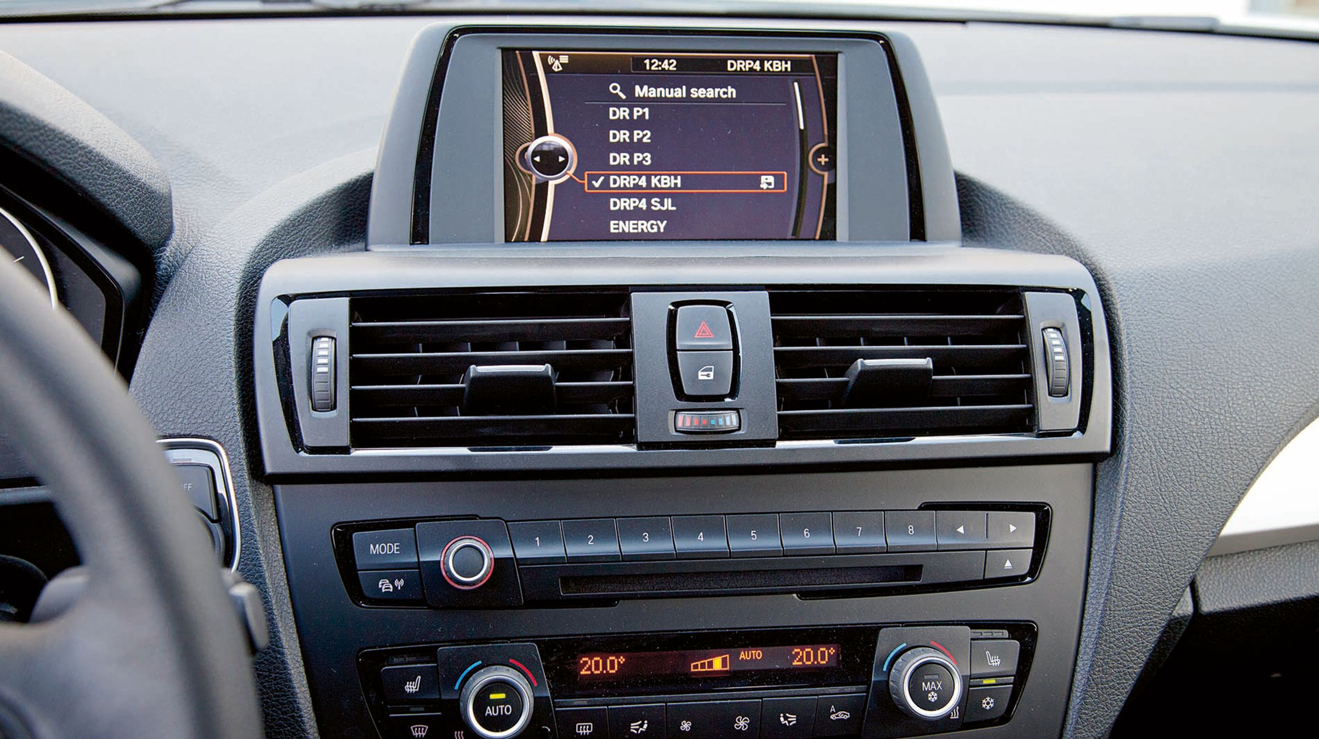 Klimaanlæg og den store farveskærm er standardudstyr. På skærmen kan du se hvilken kanal der gemmer sig bag en knap blot ved en let berøring. Bemærk også muligheden for at kunne ændre temperaturen på de midterste luftdysser, så man kan få kold eller varm luft i hovedet uden at ændre temperaturen i kabinen.