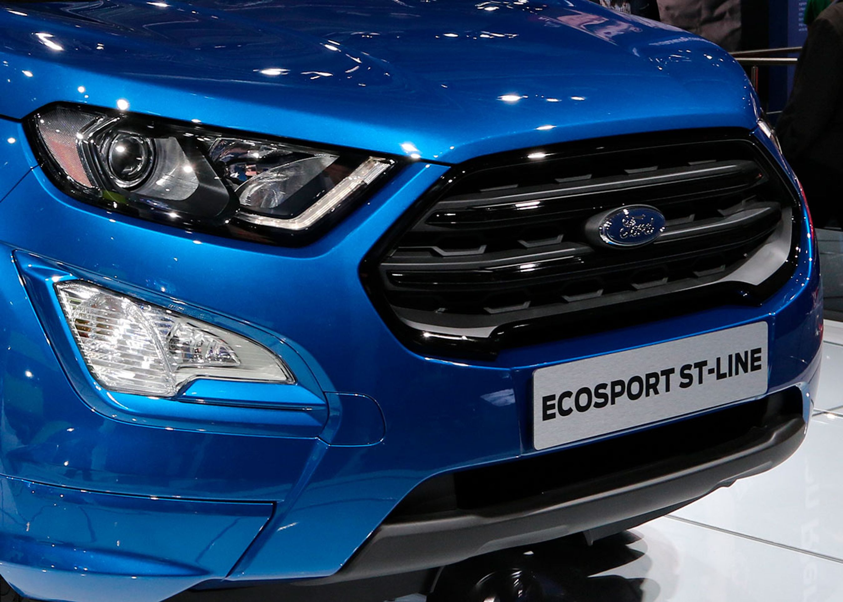 Ford Ecosport er forholdsvis small og høj. Bagklappen er stadig sidehængslet, da den er designet til at have udvendigt reservehjul. Her ses en pyntet ST-Line med sort tag. Fotos: Torben Arent