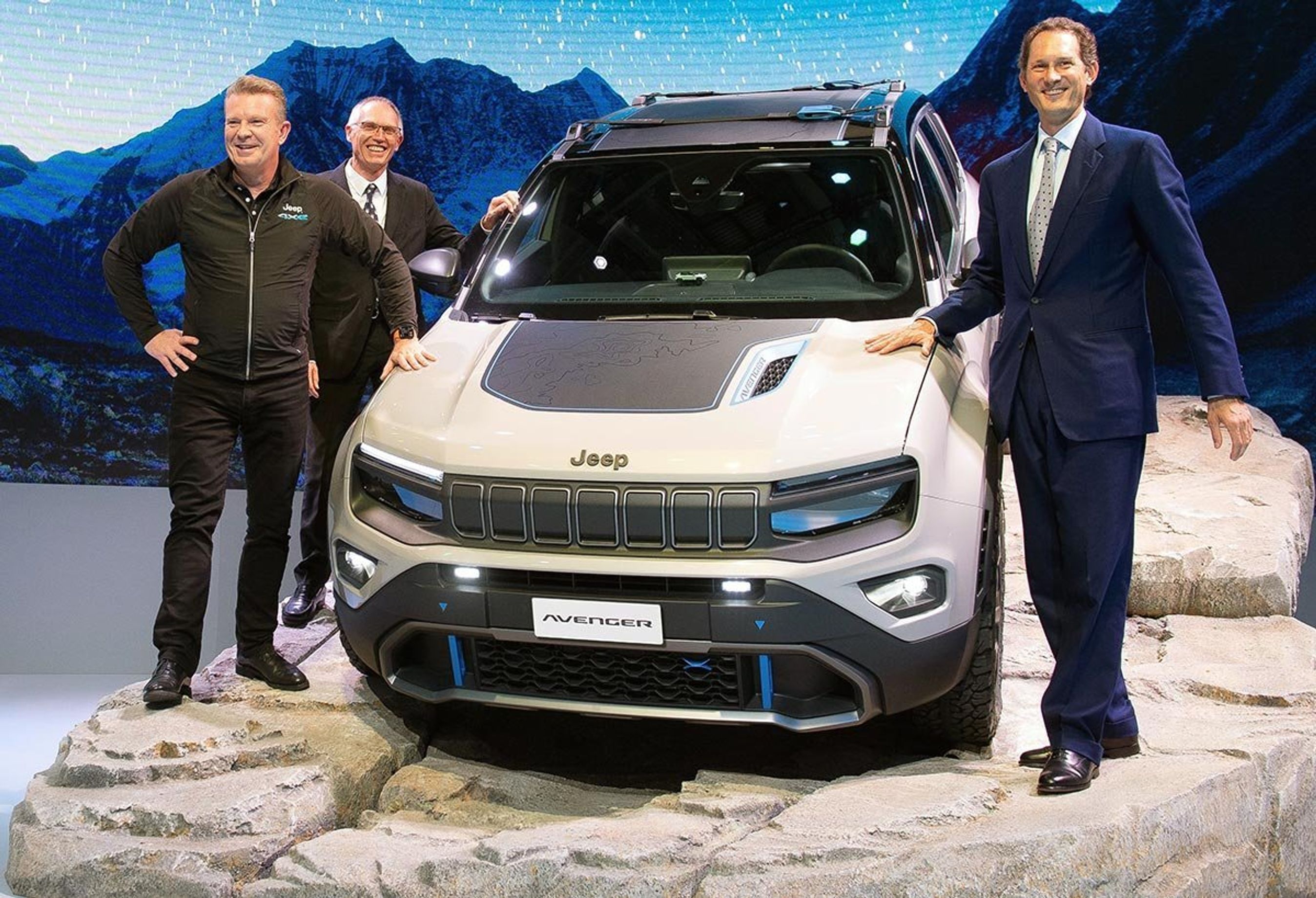 Den øverste ledelse fra Jeeps moderselskab, Stellantis, kikkede forbi verdenspremieren. 