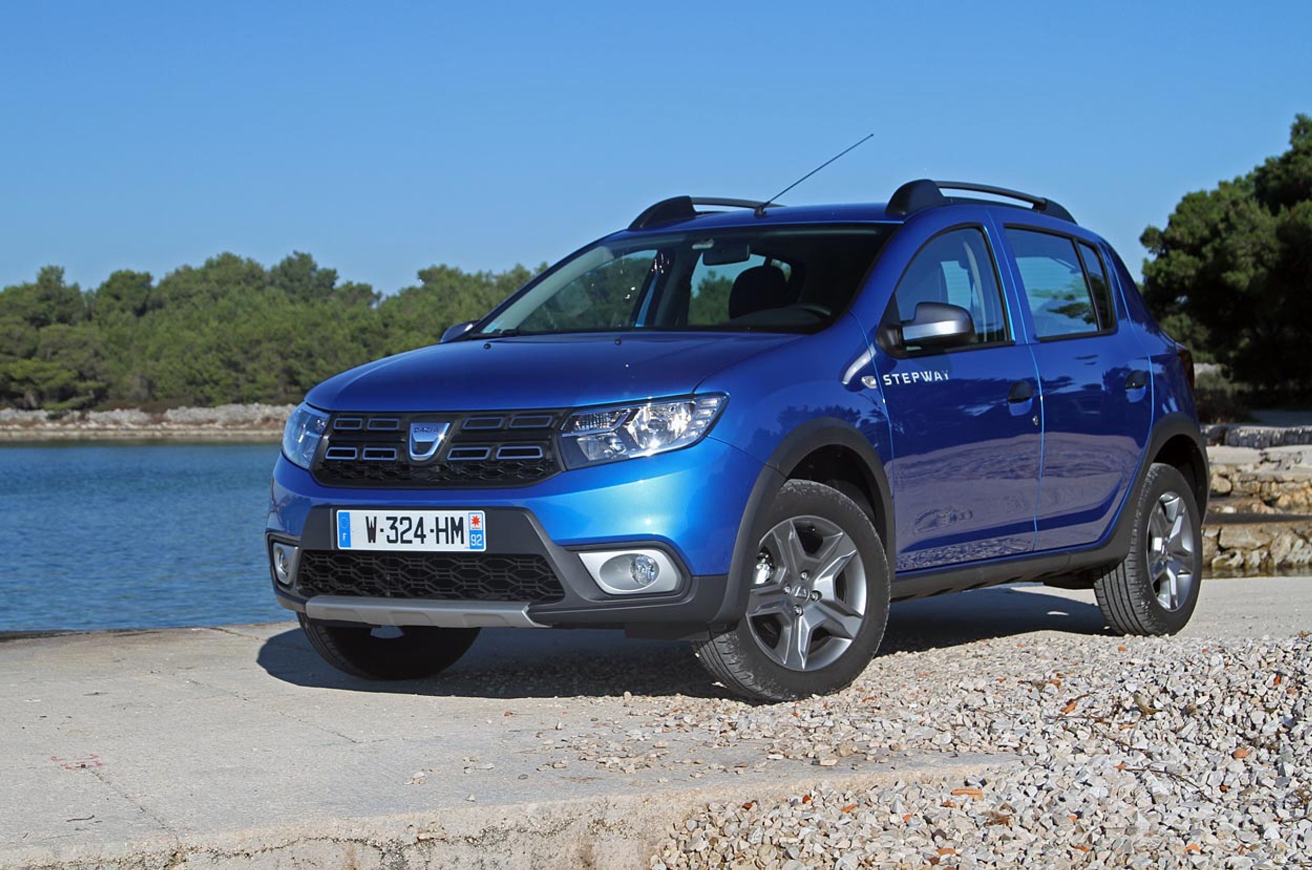 Både Sandero og Logan har fået ny front og nye lygter, hvor kørelyset sidder helt ude i siden. Stepway her har desuden fået grillen fra Duster. Foto: Torben Arent