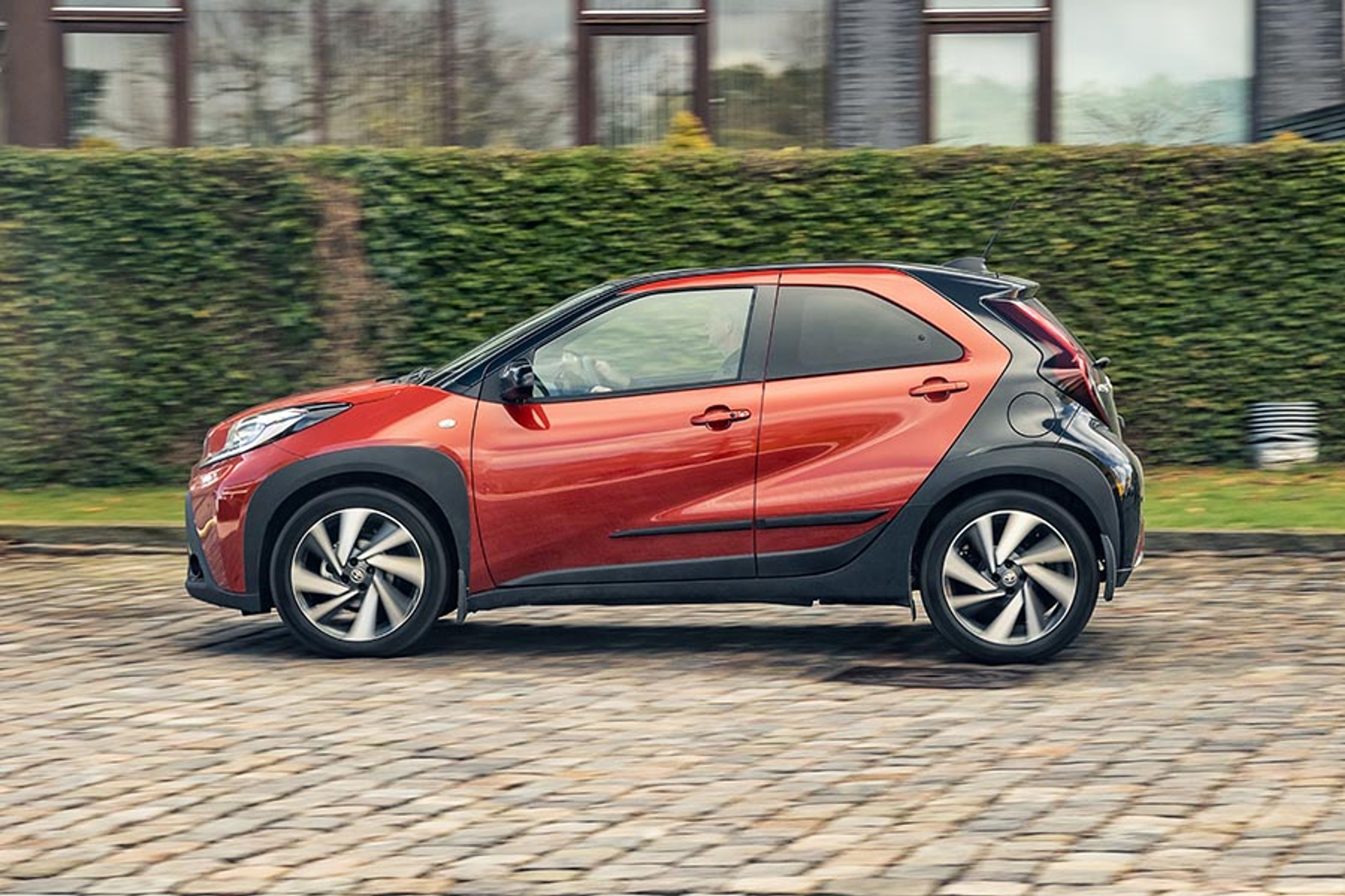 Automatgearet fungerer bedst i byen, hvor man kører med lav fart. På lande- og motorvej vil du opleve mere motorstøj under acceleration.