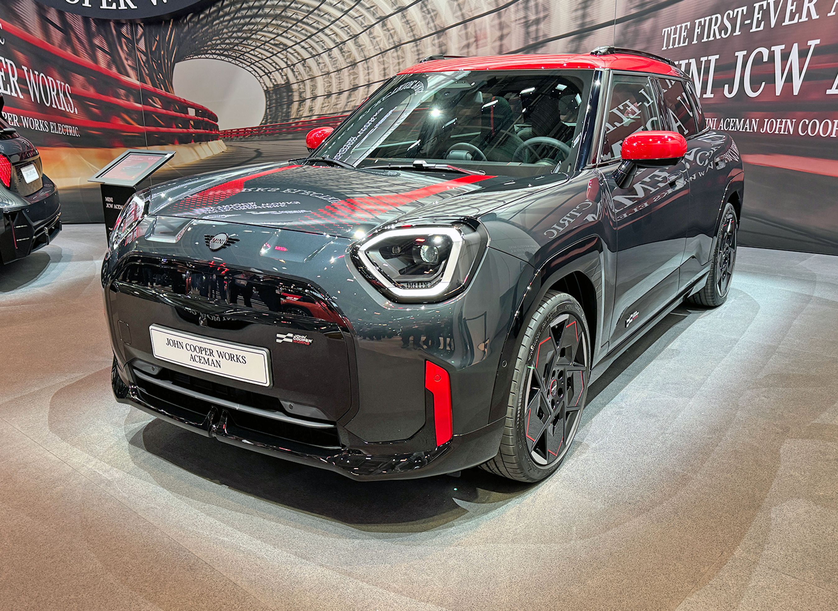 Mini viser både Aceman (billedet) og Cooper i John works-udgaver. De to elbiler har fået ydelsen skruet pænt op og undervognen modificeret.