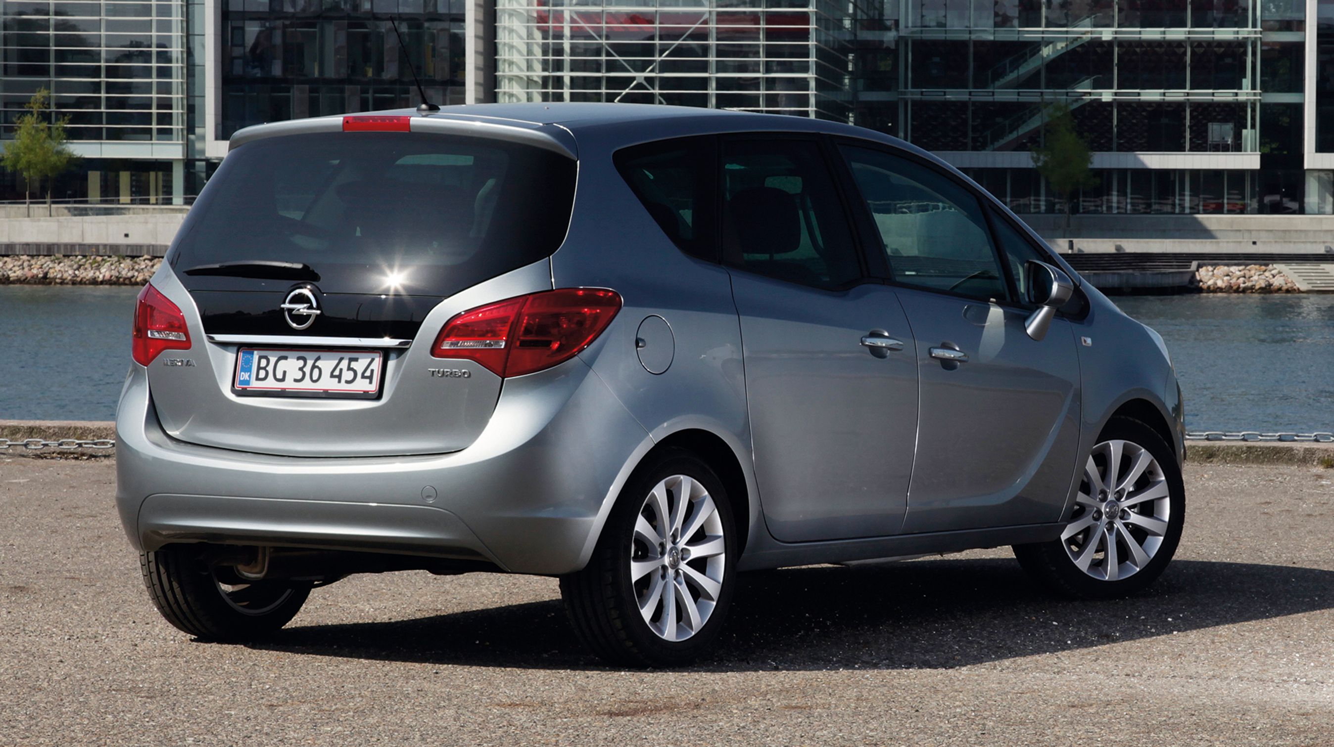 De bagud-hængslede bagdøre er Merivas signatur, og de gør ind- og udstigning herlig let, hvis der vel at mærke er plads omkring bilen. I modsat fald kan det hurtigt ende i kaos, hvis man ikke aftaler, hvem der stiger ud først.