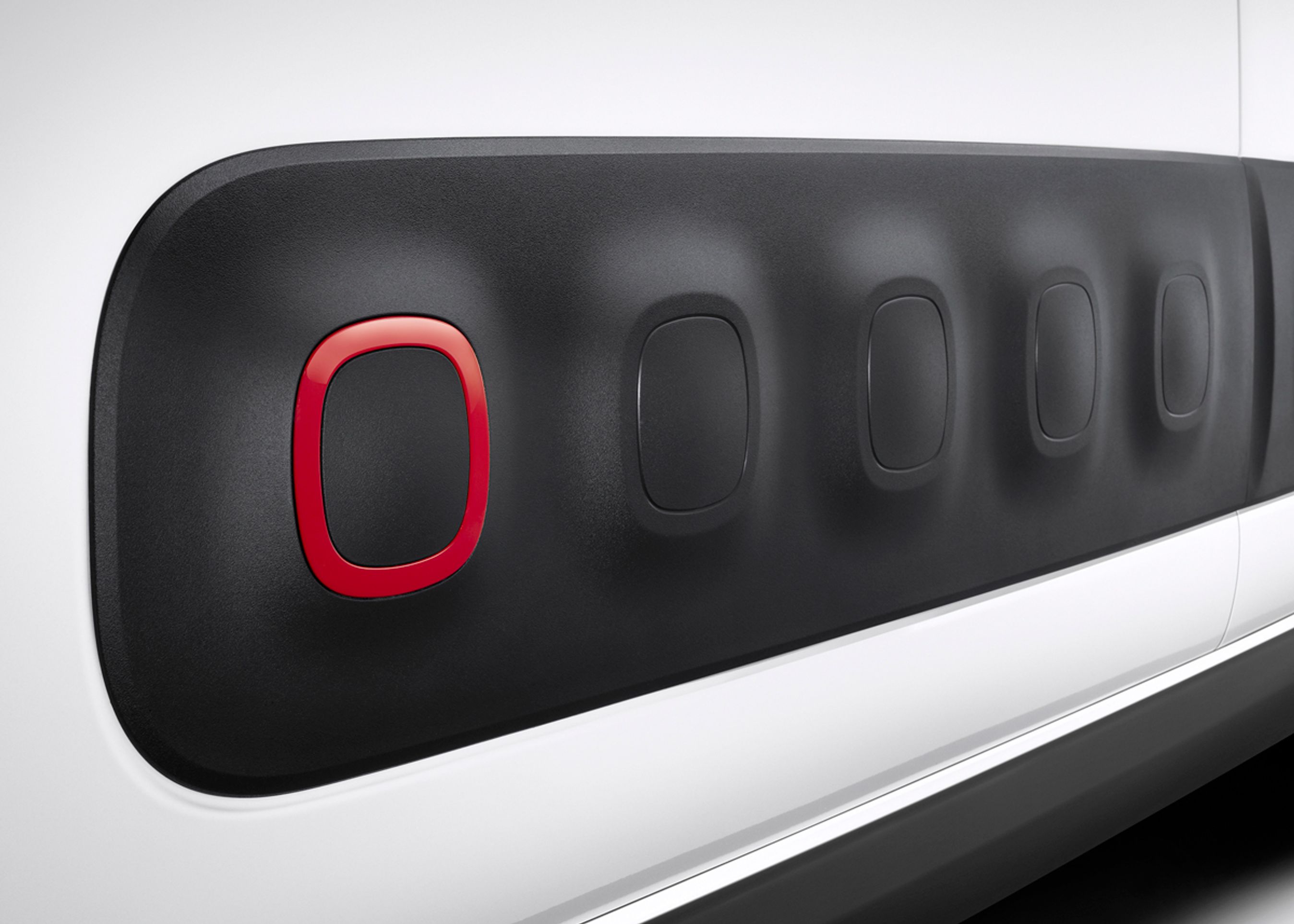 'Airbumps' fås til de dyrere udgaver. Det forreste 'vindue' kan være i samme farve som bl.a. sidespejle og tag.