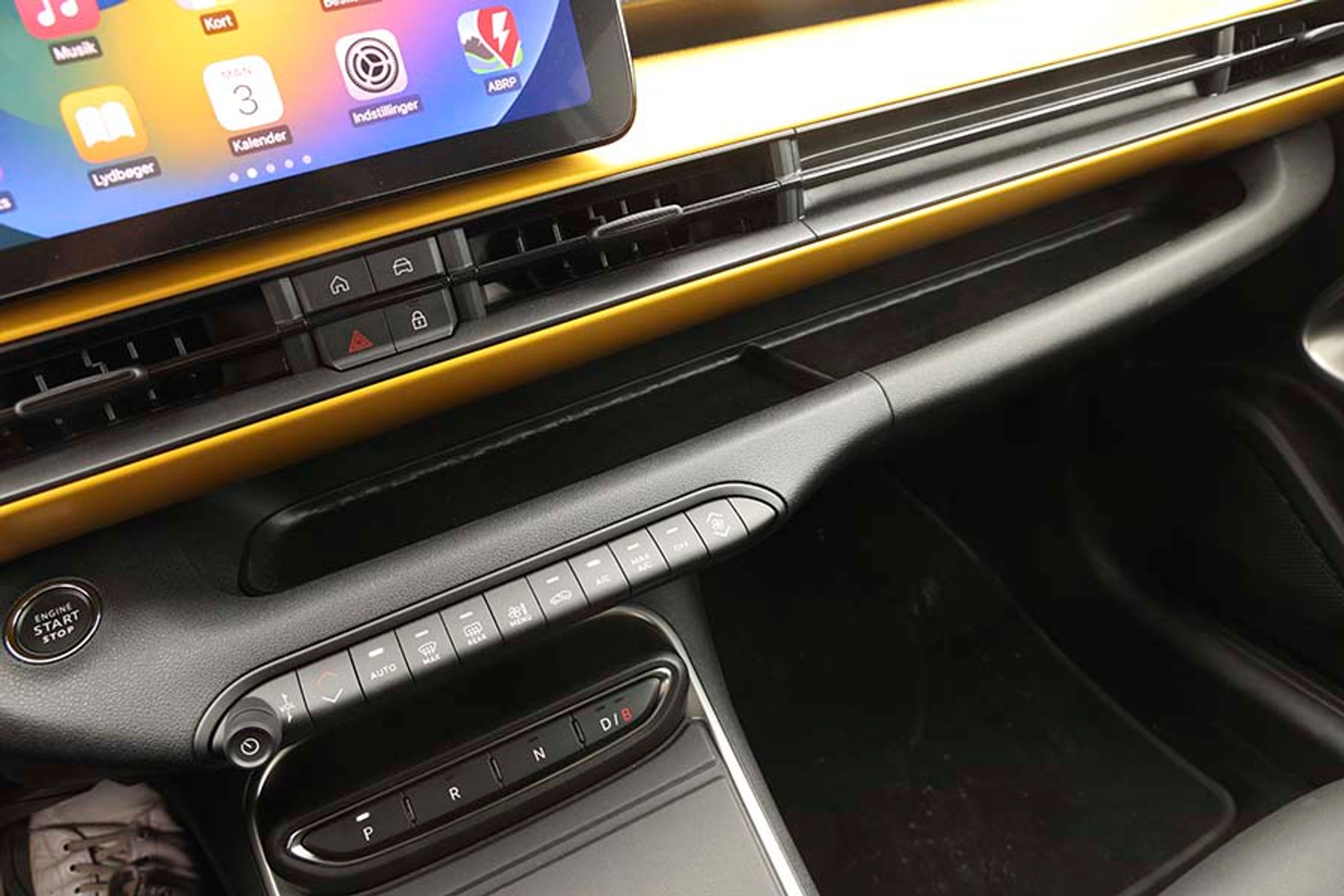 Friske farver på instrumentbordet og fysiske knapper til de vigtigste funktioner er med til at gøre Avenger til en charmerende og praktisk bil at sidde i.