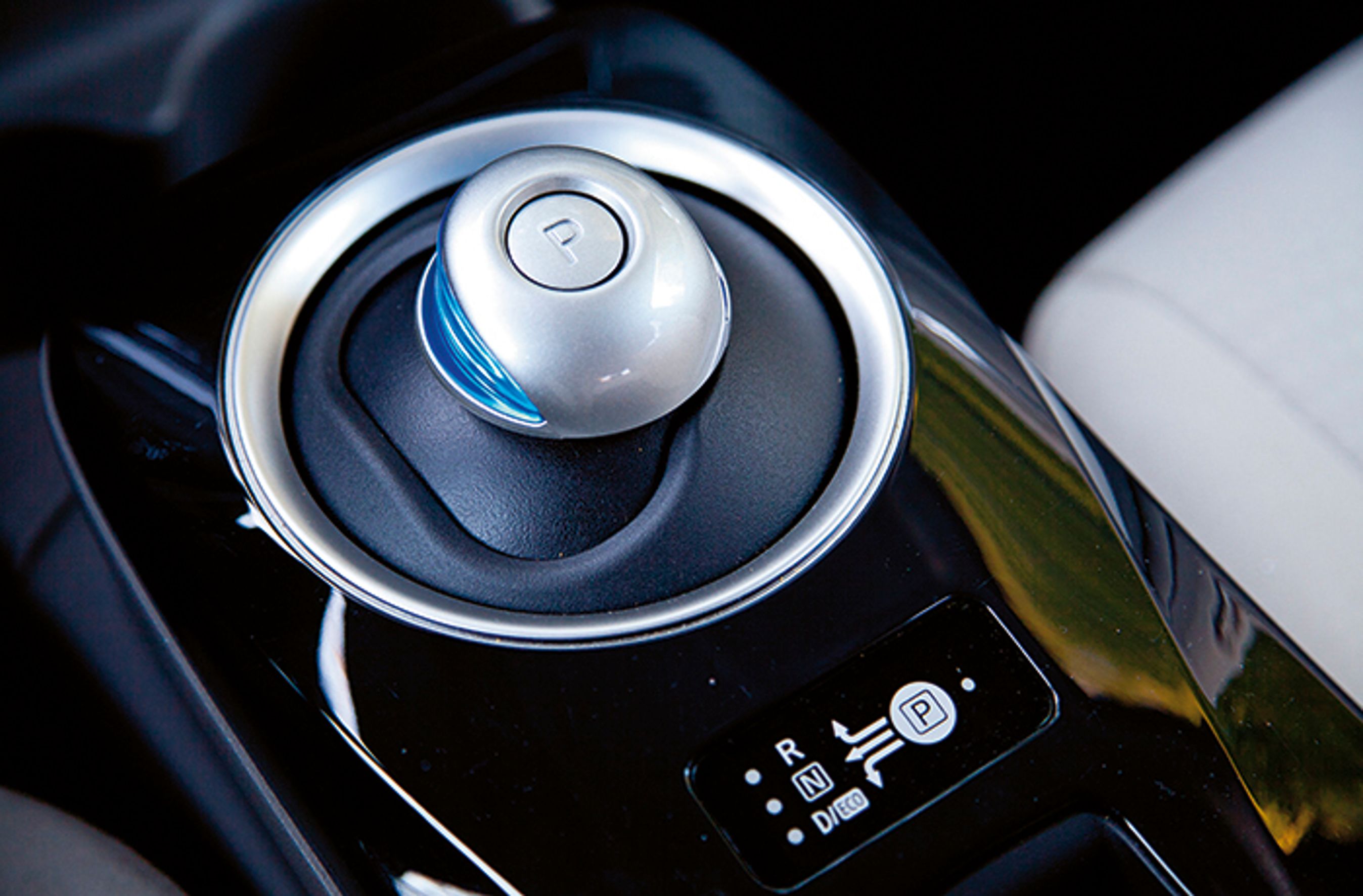 Nissan Leaf har som alle elbiler automatgear. Det betjenes via denne kugle, der er placeret mellem sæderne. Det foregår utrolig let og gør bilen komfortabel at køre.
