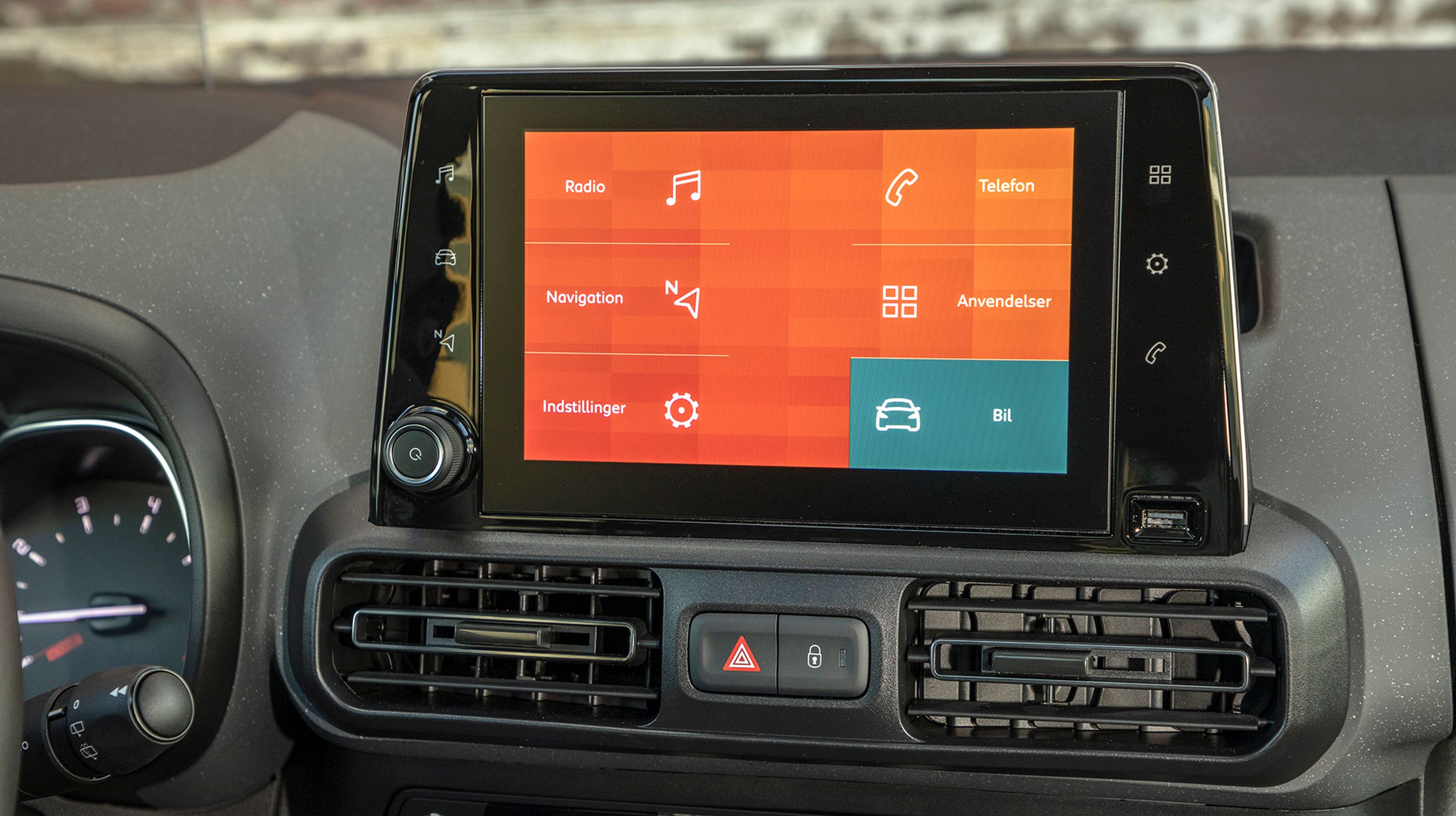 Berlingo Skyline har som standard en skærm på otte tommer. Menuerne er på dansk, og som ekstra udstyr kan man tilkøbe navigationsanlæg, hvis man ikke blot vil benytte Appel CarPlay eller Android Auto, der er standard.
