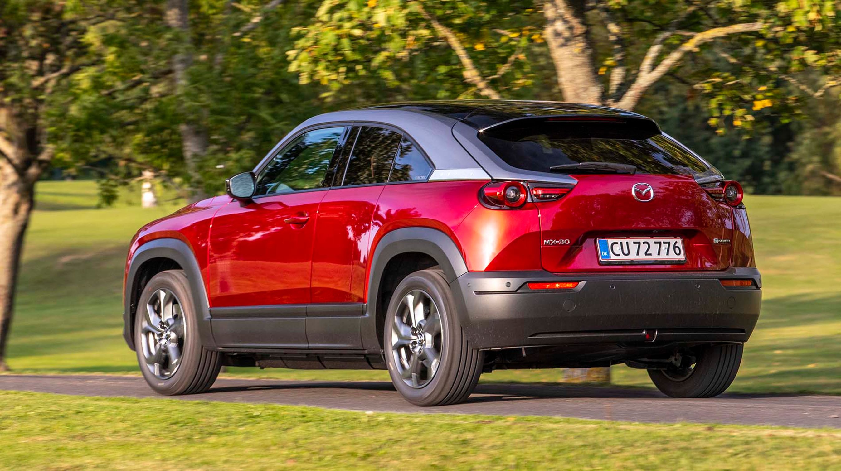 Den stærkt skrånende bagende er med til at give bilen et dynamisk ydre. Men formen begrænser desværre også bagagerummets størrelse. Trefarvet lakering i rød er ekstraudstyr til 15.000 kr.