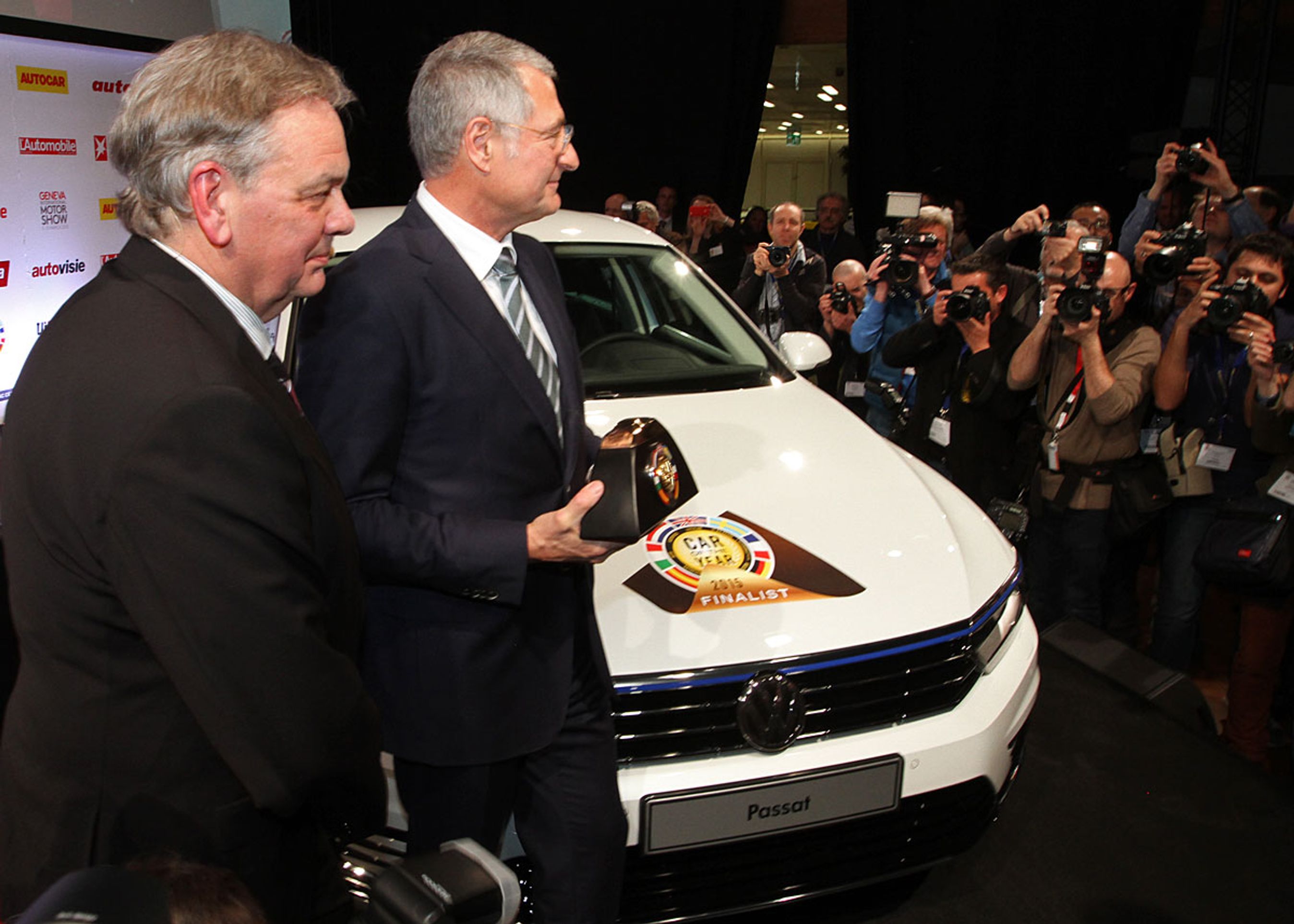 Der var massivt presseopbud, da VW Passat blev kåret til Car of the Year 2015. Her har formanden for juryen, Håkon Matson (t.v.), netop givet prisen til VWs udviklingsdirektør Heinz-Jakob Neusser. Fotos: Torben Arent 