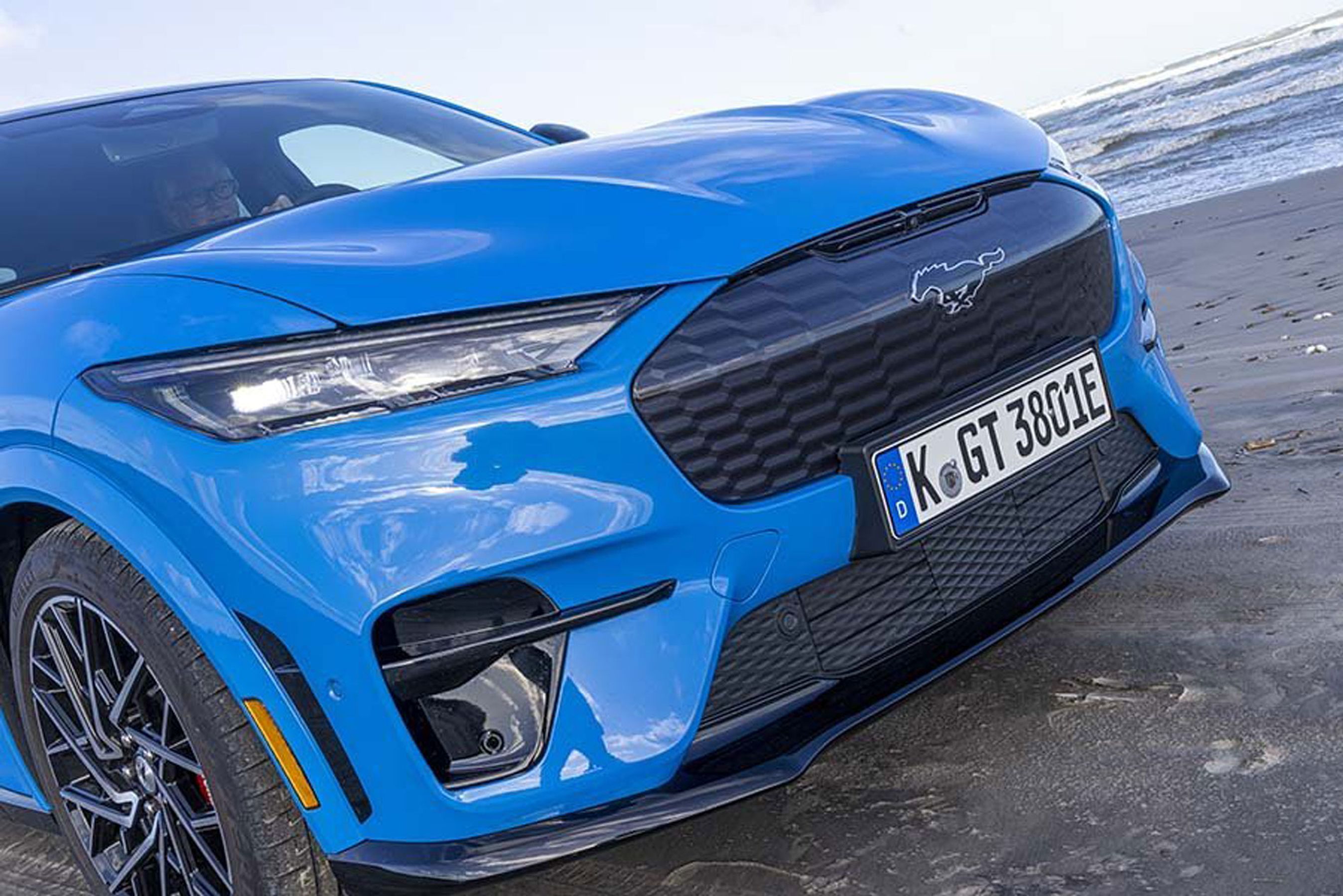 Front af blå Ford Mustang Mach-E