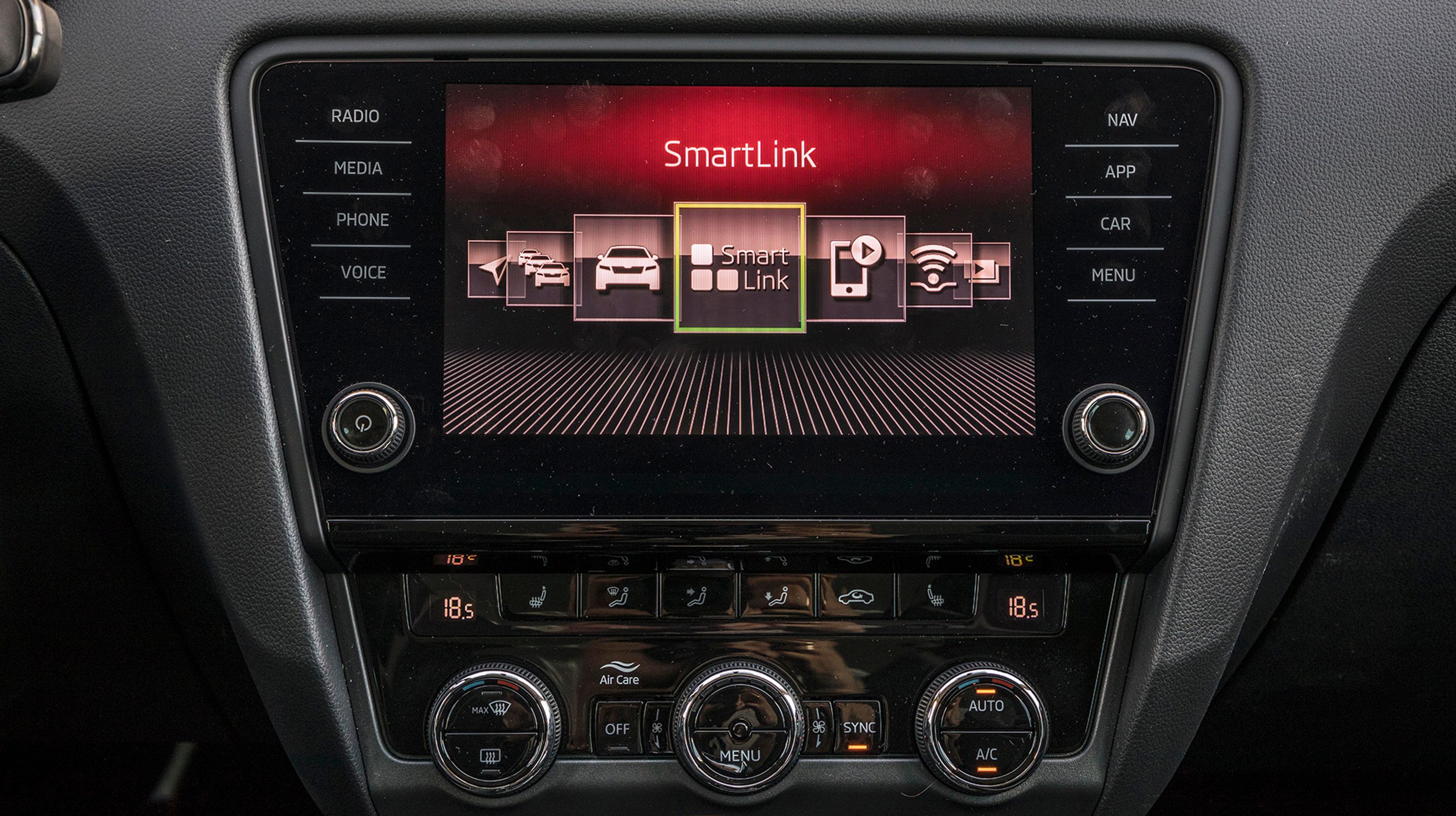 Den store ’Bolero’ radio har en 8-tommer skærm. Den er standard i Style og indeholder bl.a. Apple CarPlay. Der er fine drejeknapper, der er lette at betjene.