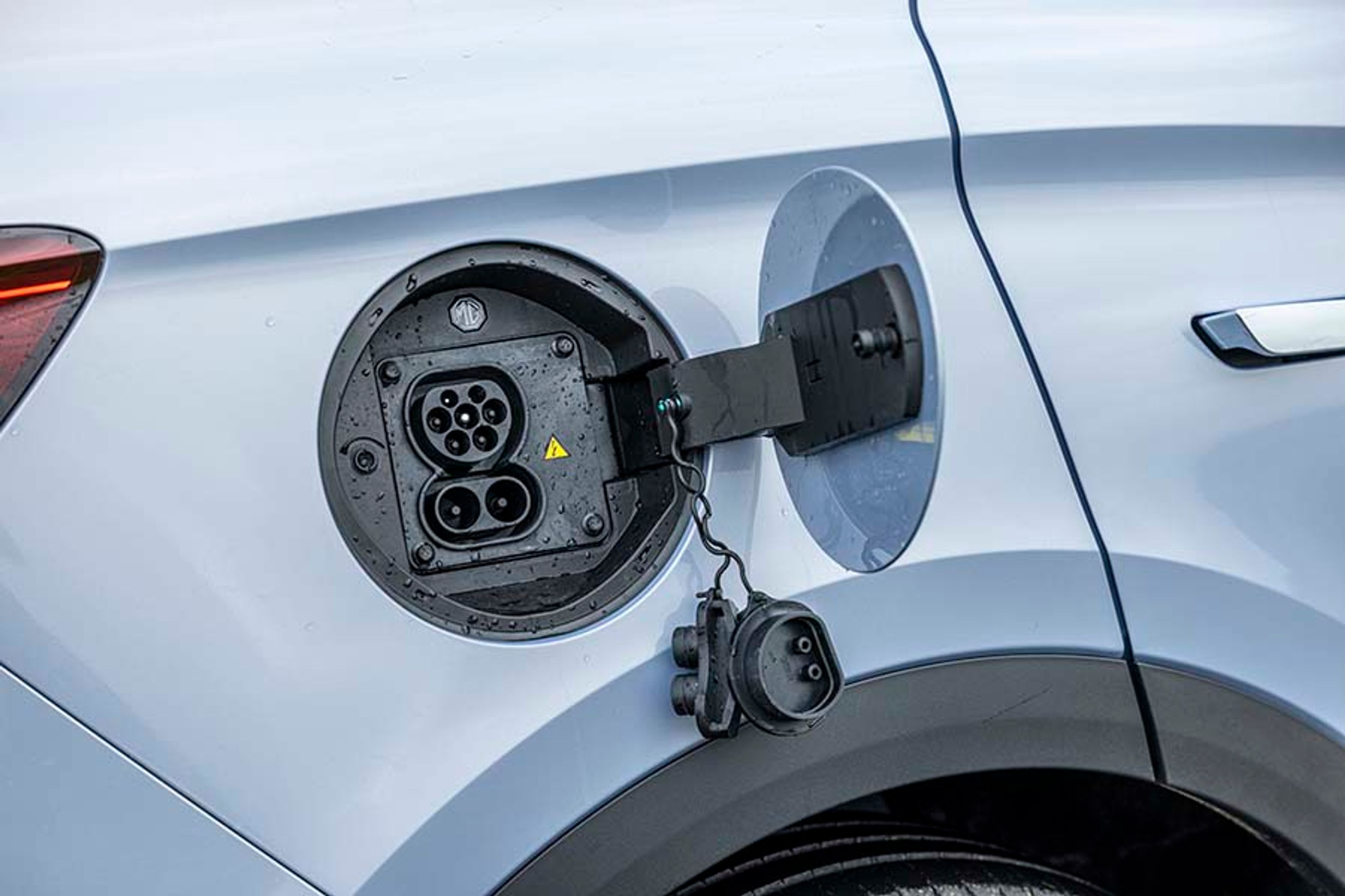 Ladestikket er placeret ved venstre baghjul. Der er trefaset 11 kW AC-lader til hjemmebrug og DC combo-stik til lynladning med op til 92 kW, når man er på farten. Hjemme tager en opladning maksimalt syv timer, og på farten kan man ifølge MG lade fra 5 til 80 % på 43 minutter.