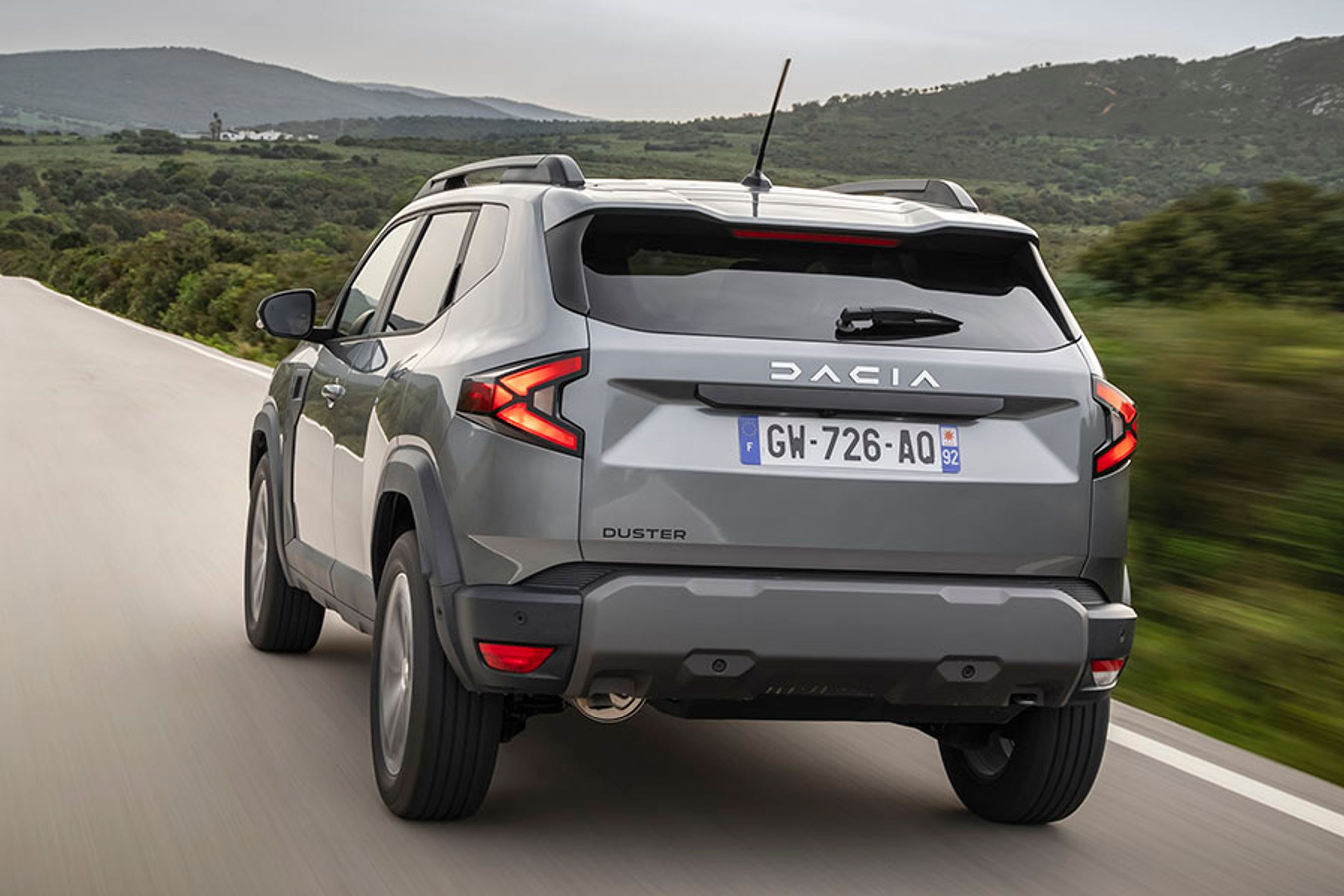 Duster har solid tagræling som standard og må trække 1.500 kg i 130 hestes udgaver – også uden firehjulstræk.