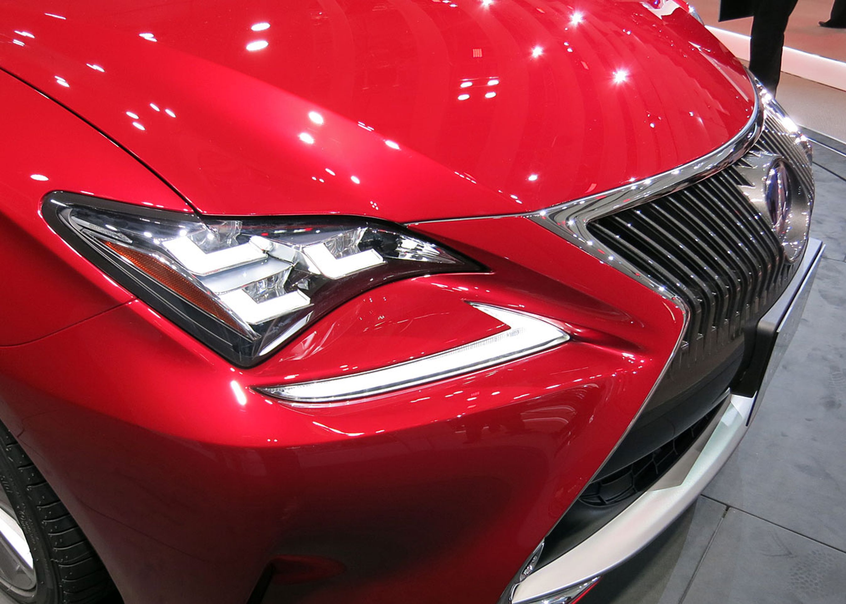 Bemærk forlygternes form. Der tages ikke hensyn til produktionsomkostningerne, når de nye biler skal produceres. LED-teknikken giver samtidig designerne frie hænder.