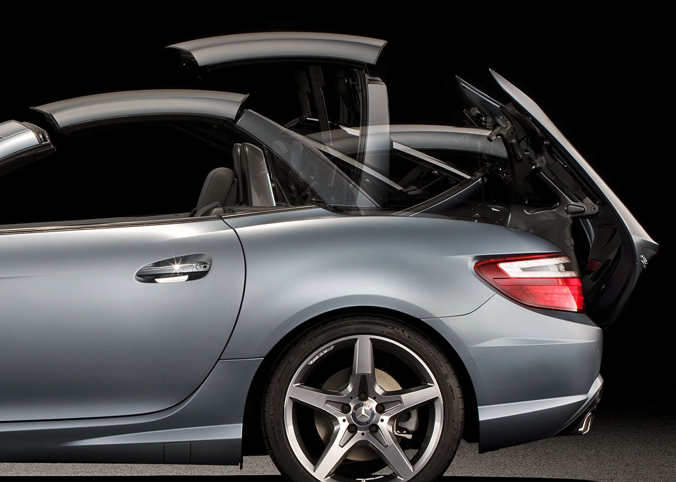 Klaptaget er todelt. Mercedes-Benz oplyser ikke, hvor lang tid forvandlingen tager.