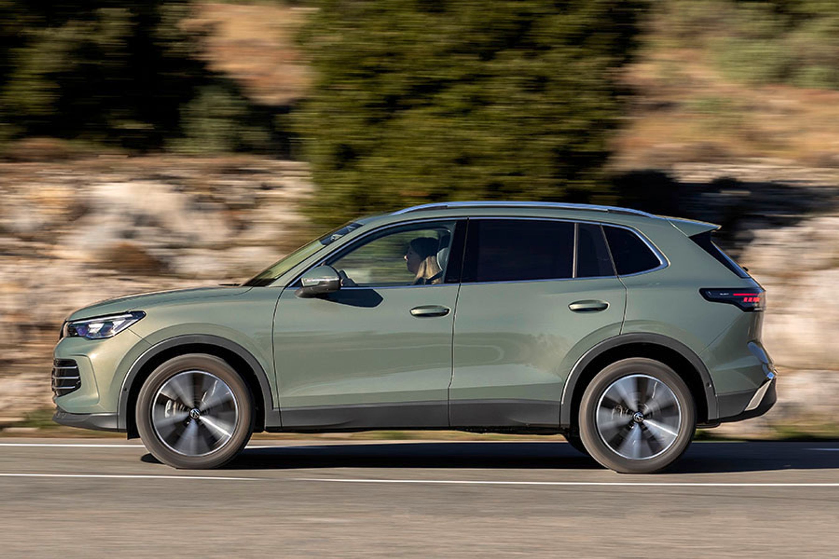 VW Tiguan er en stor SUV med en længde på 4,5 meter og en akselafstand på knap 2,7 meter. Bilen må trække op til 2.100 kg.