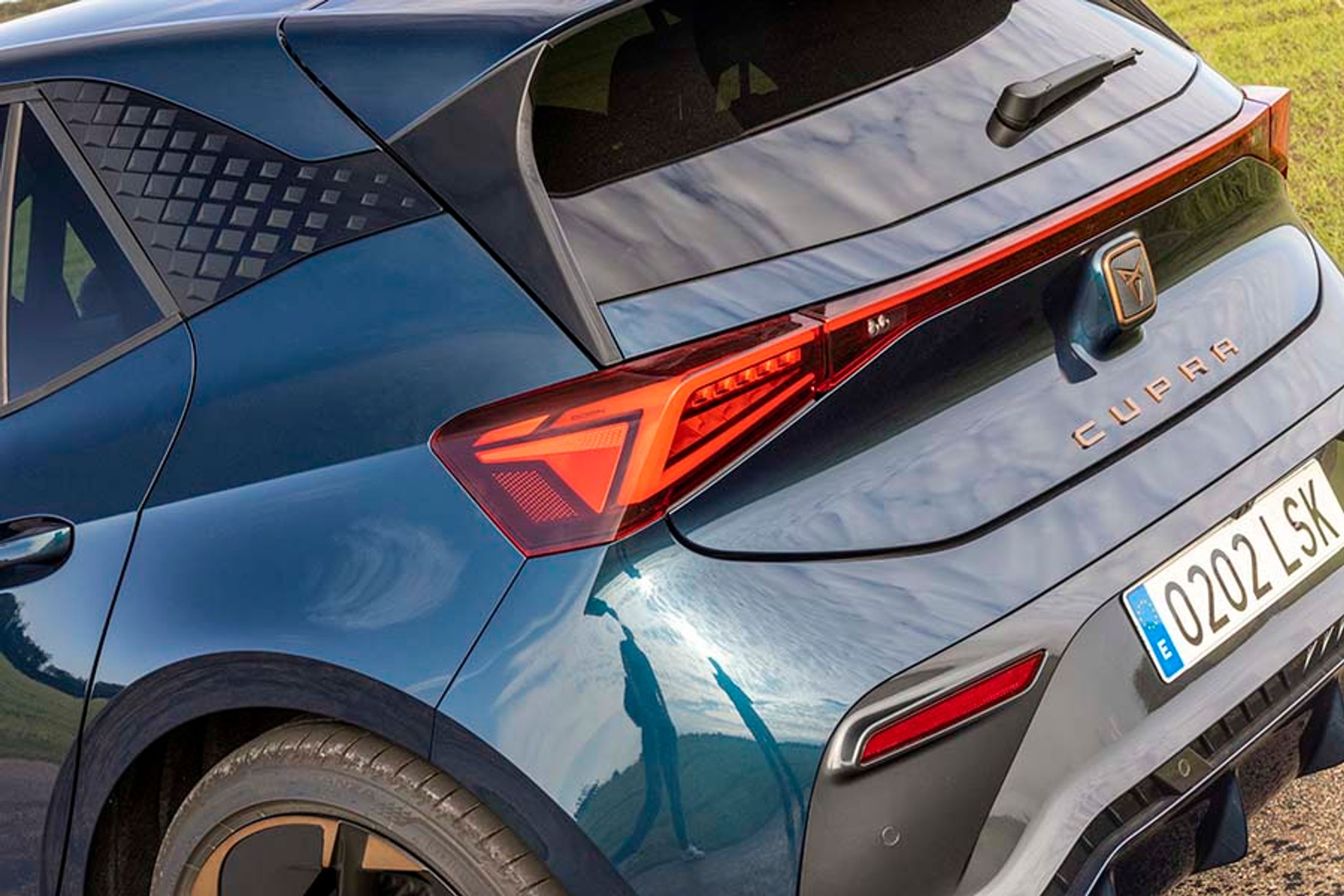 Man skal helt ind bag det røde glas i baglygterne, før man møder navnet Born på den lille Cupra-elbil. 