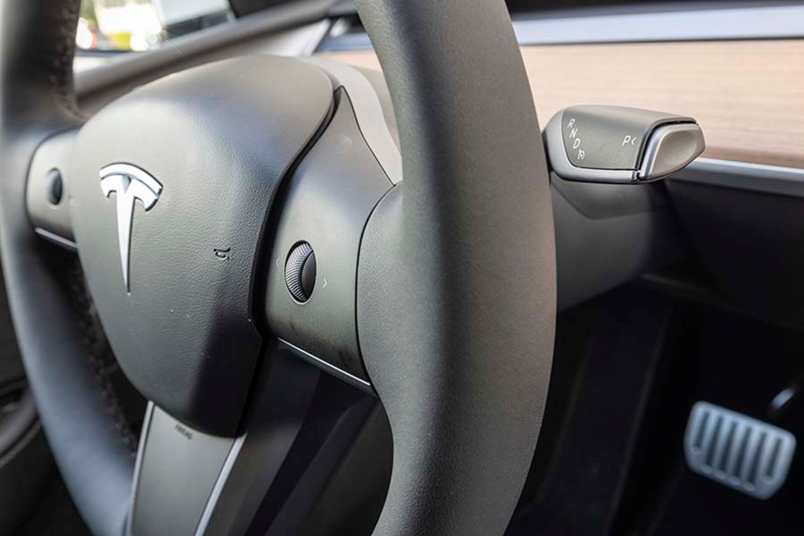 Gearvælgeren bag rattet styrer også bilens fartpilot og styreassistent. De to knapper på rattet er henholdsvis til musik/volumen og til at justere hastigheden på fartpiloten og afstanden til den forankørende. 