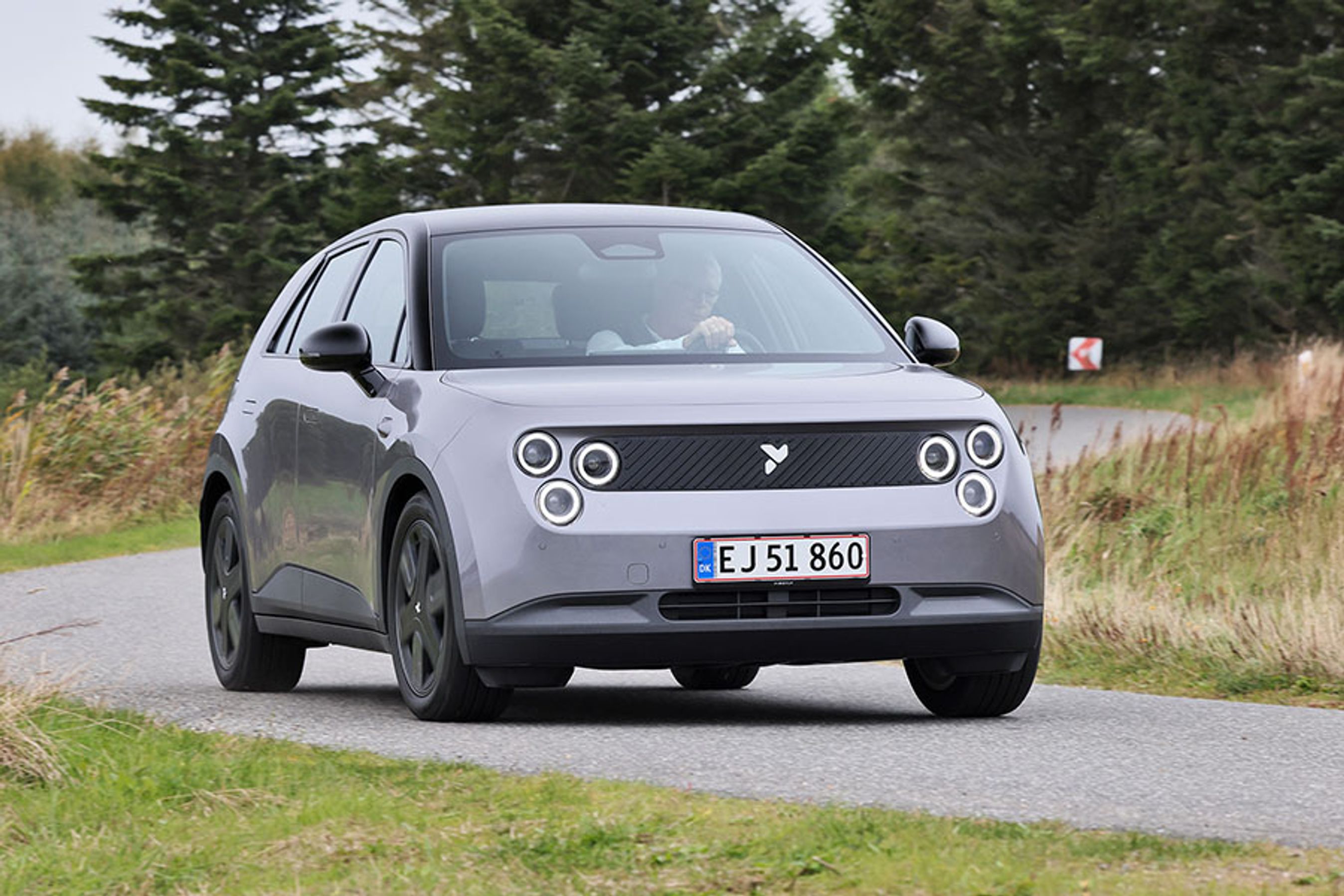 Firefly er navnet på et helt nyt bilmærke, der netop er kommet til Danmark. Der er kun én model i programmet, og den hedder bare Firefly. Den lille elbil fås i to udstyrsversioner, og den billigste koster 210.000 kr.