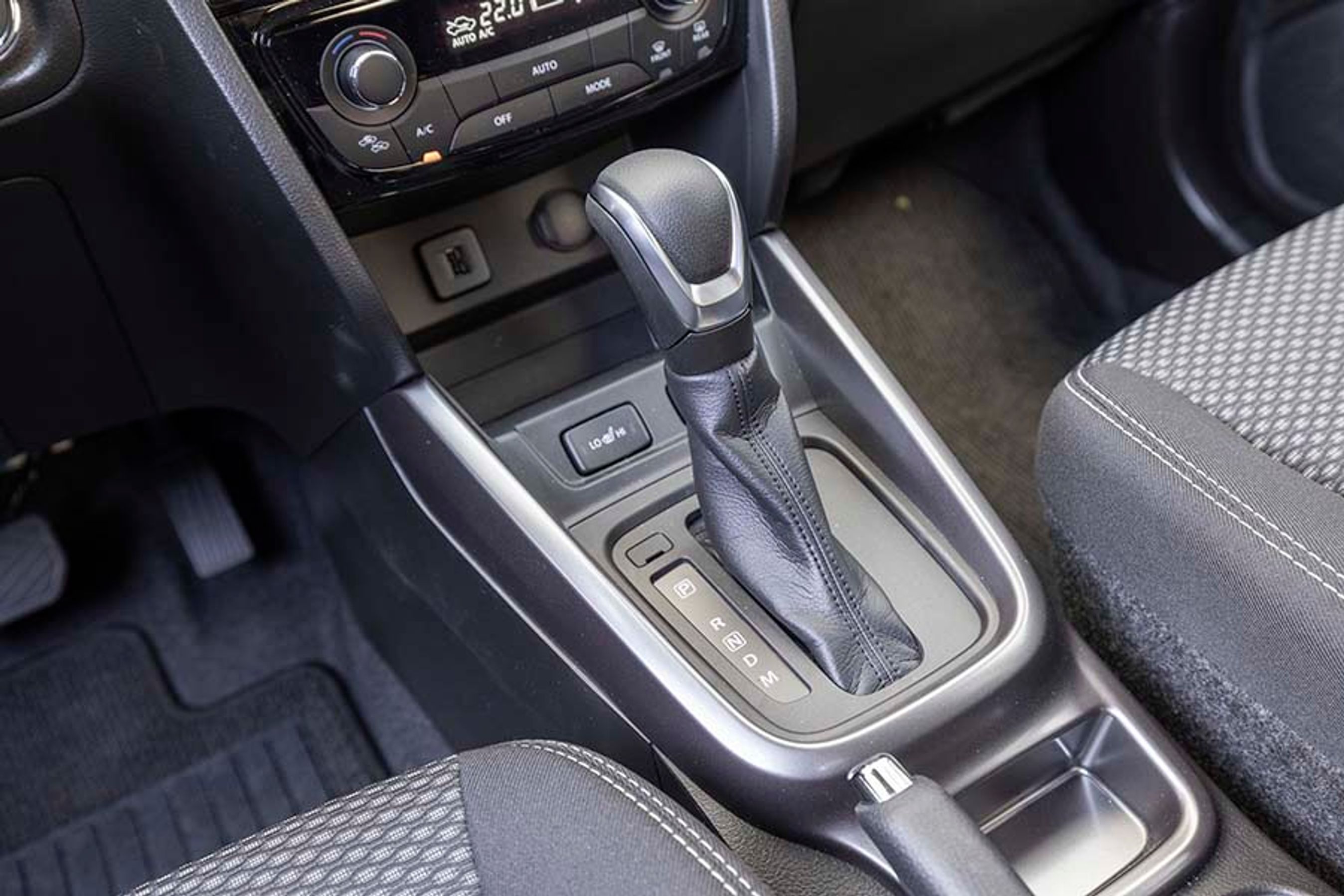 Gearvælgeren er af den mekaniske type, hvor man selv skal sætte den i P efter hver køretur. Desværre er skiftekulissen indrettet, så man ofte får sat den i M i stedet for D, og det er irriterende.