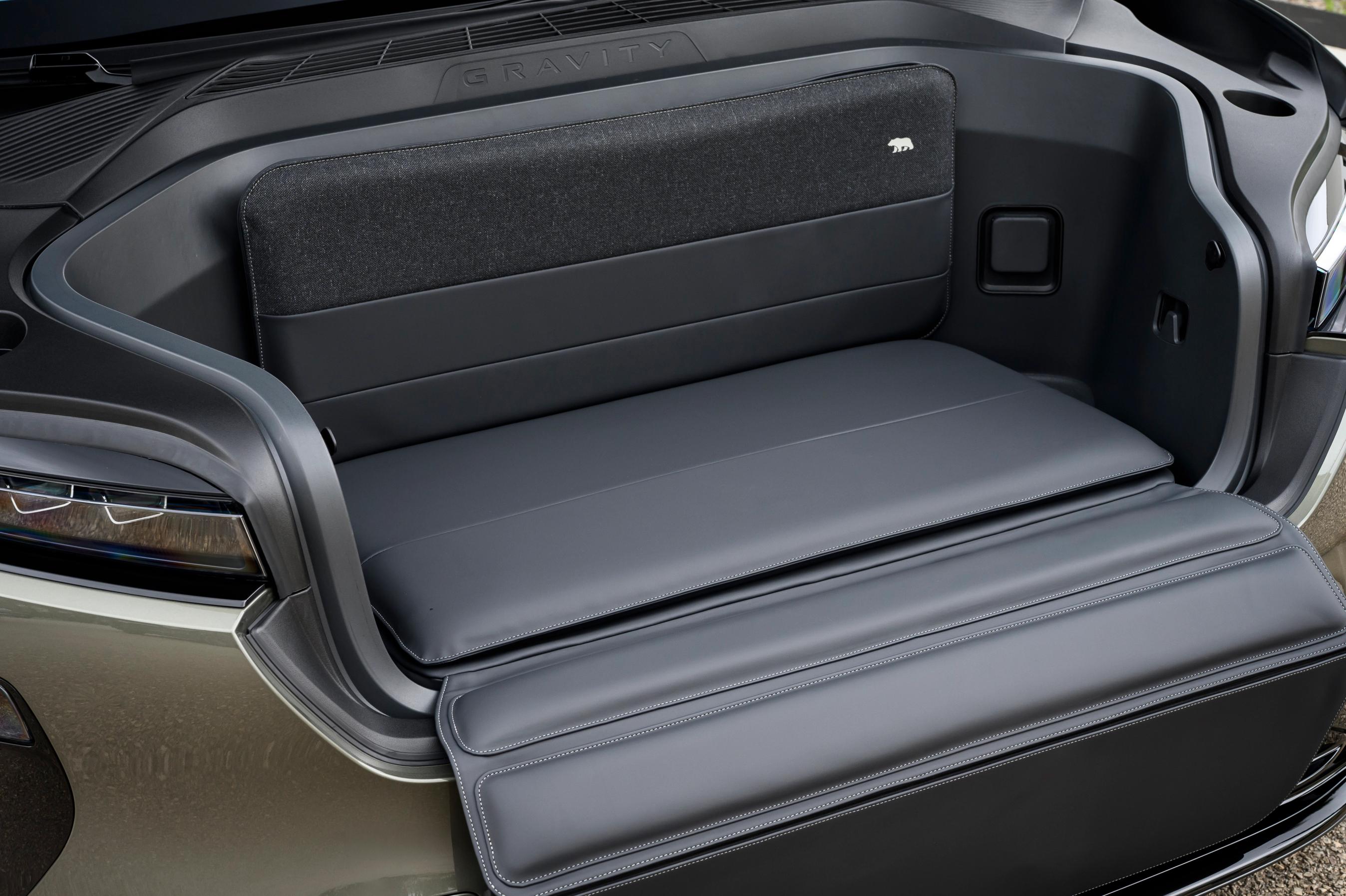 Frunken fortil kan fungere som en lille bænk for to personer.