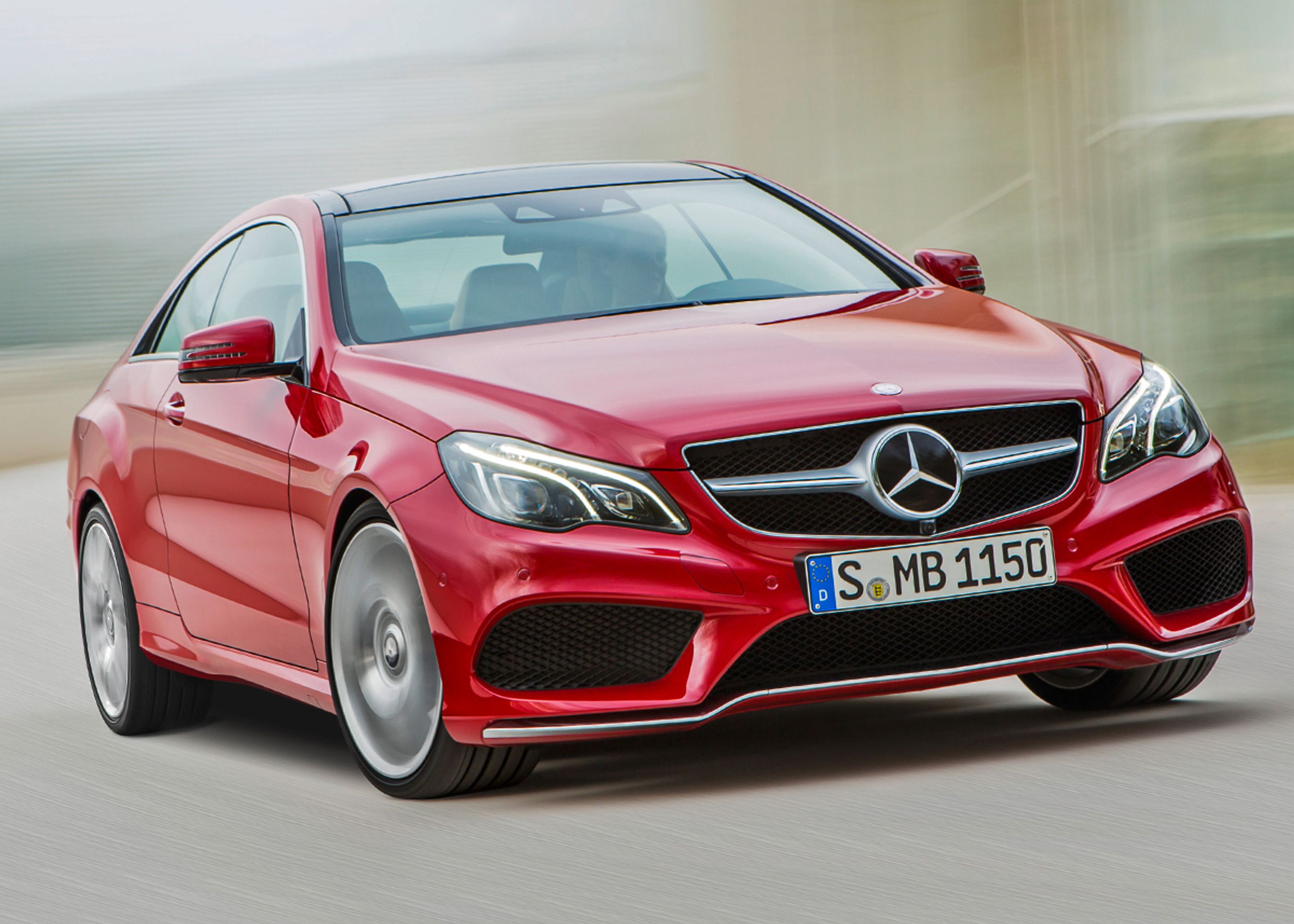 Et markant nyt træk ved E-Klassen: lygteglasset der dækker alle lygtefunktioner.