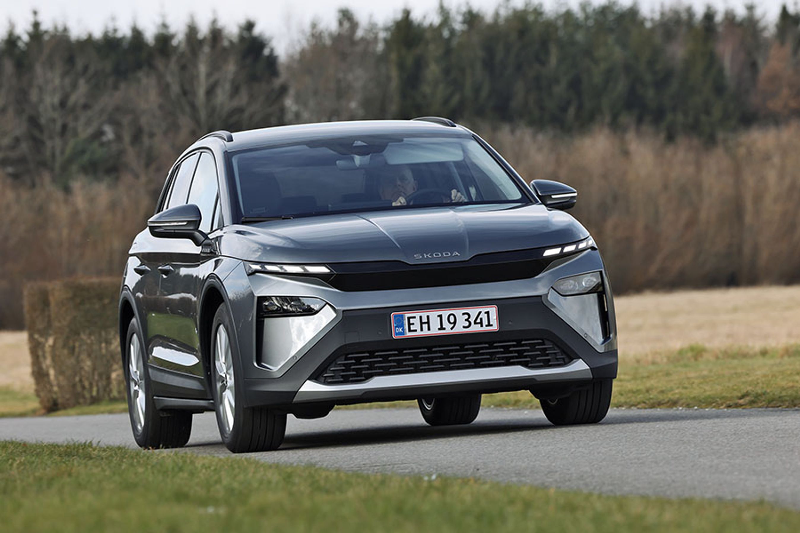 Skoda Elroq er en ny elbil i mellemklassen. Den er en smule mindre end Enyaq, og viser fabrikkens nye designlinje, hvor der nu står SKODA med bogstaver fortil i stedet for det traditionelle logo.