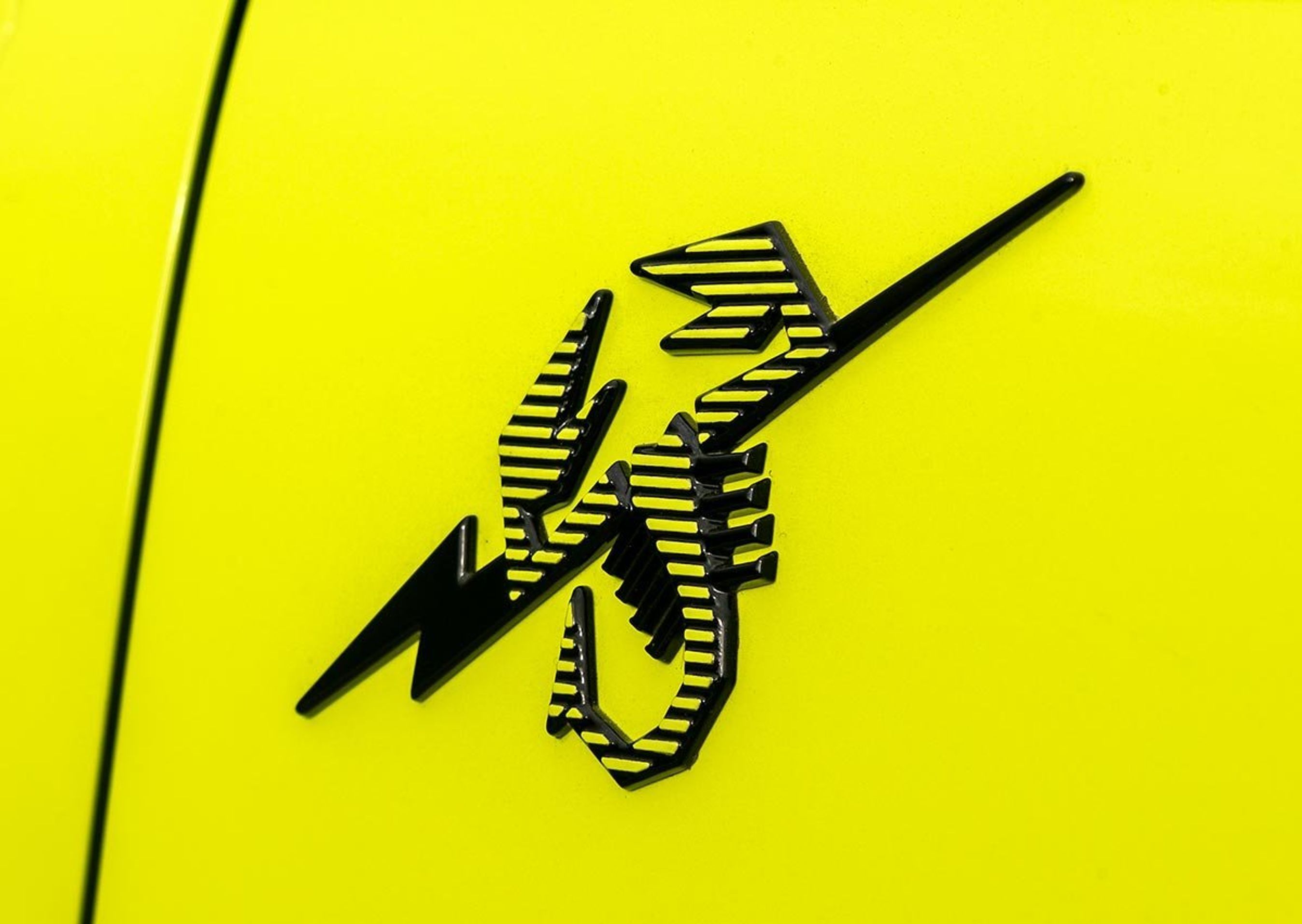 Abarth har en scorpion som symbol. Her i den elektriske model er der tilføjet et lyn til skorpionen.
