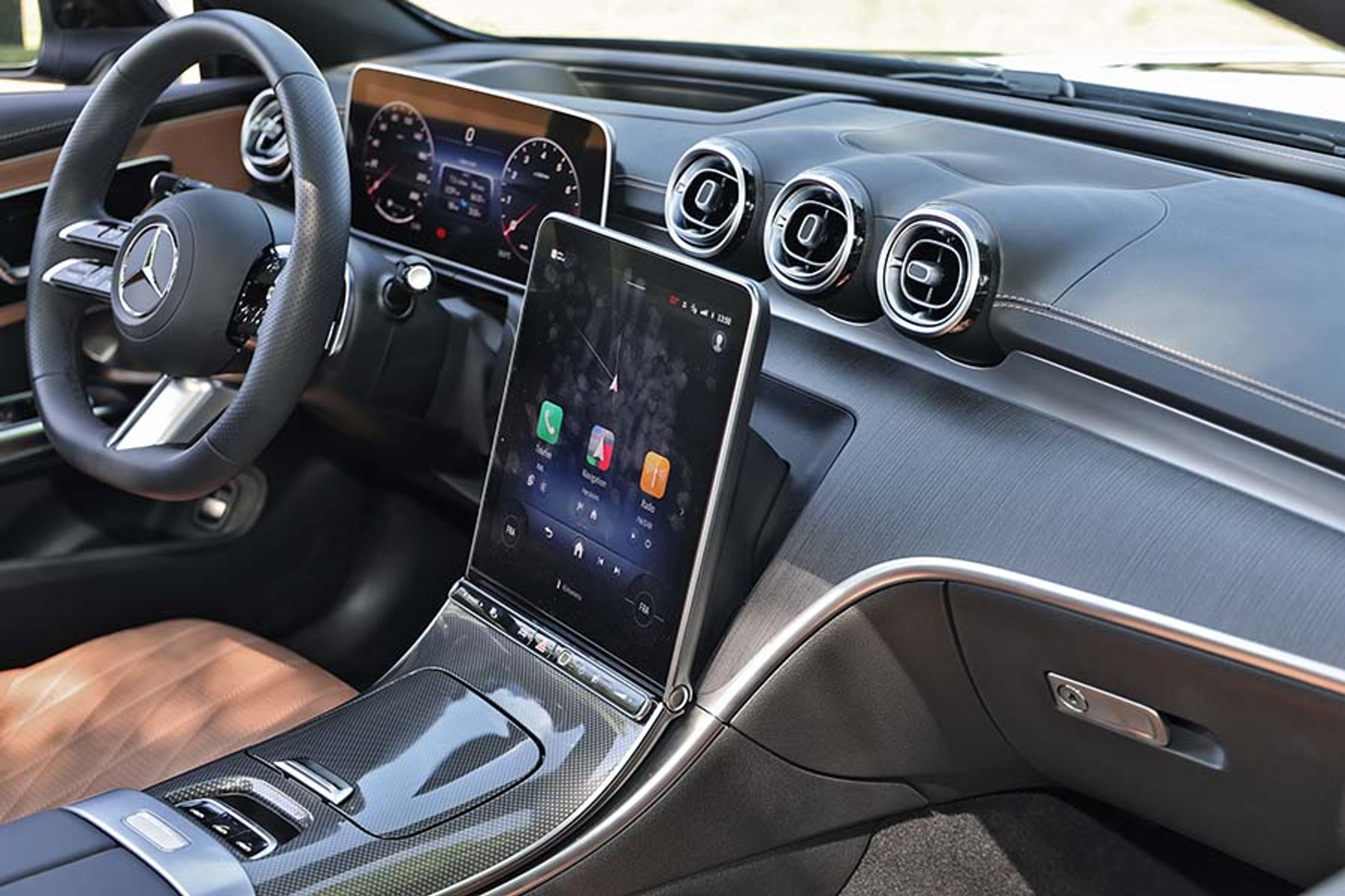 Når bilen er åben, kan skærmen blive ramt af refleksioner fra solen. Men så kan du som her løfte skærmen op i en mere lodret position. Det gør samtidig, at skærmen kommer tættere på rattet. En win-win.