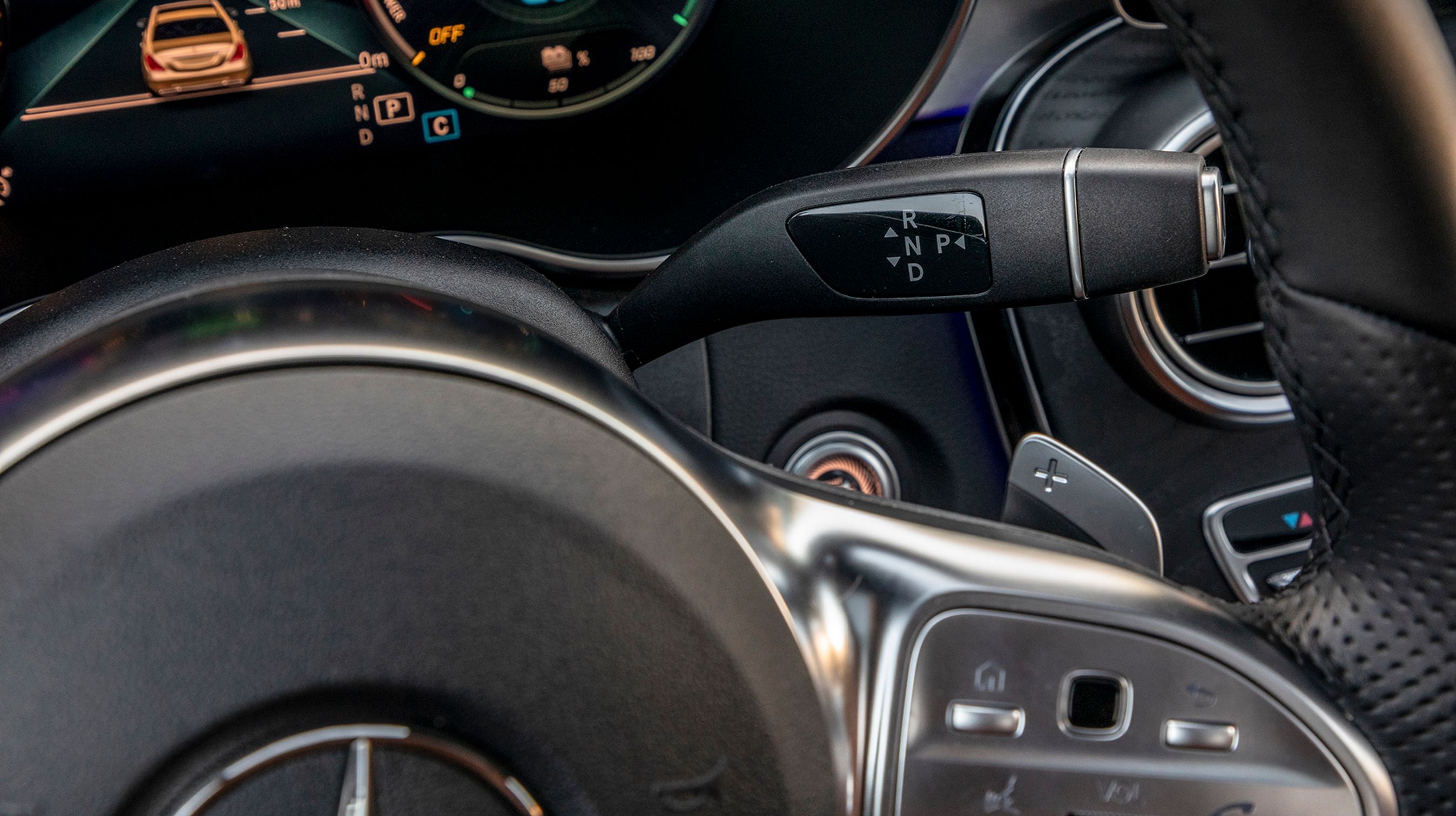 Gearvælgeren er smart placeret som en stilk bag rattet, og den bliver man hurtigt dus med. Den springer selv i 'P', når motoren slukkes.