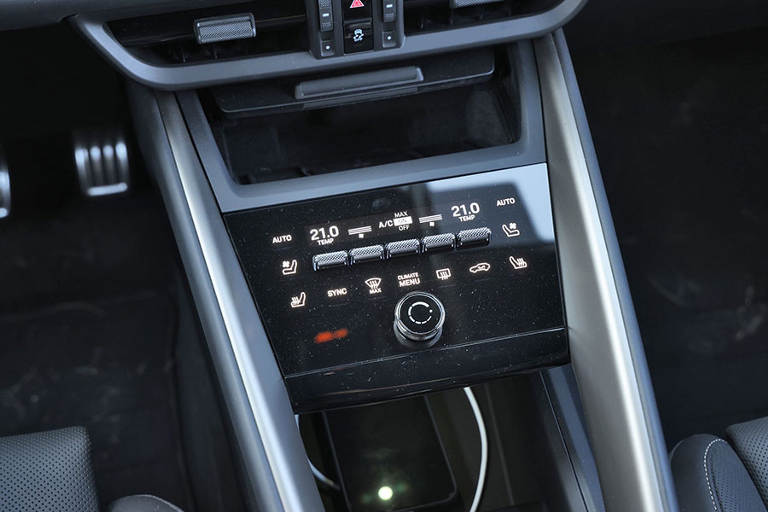 Det er lidt ærgerligt, at overfladen er glasagtig eller minder så meget om pianolak, for det gør, at den hurtigt bliver støvet. Ellers er bilen let at betjene, og det betyder, at du som fører kan fokusere på det vigtigste: at køre bil.