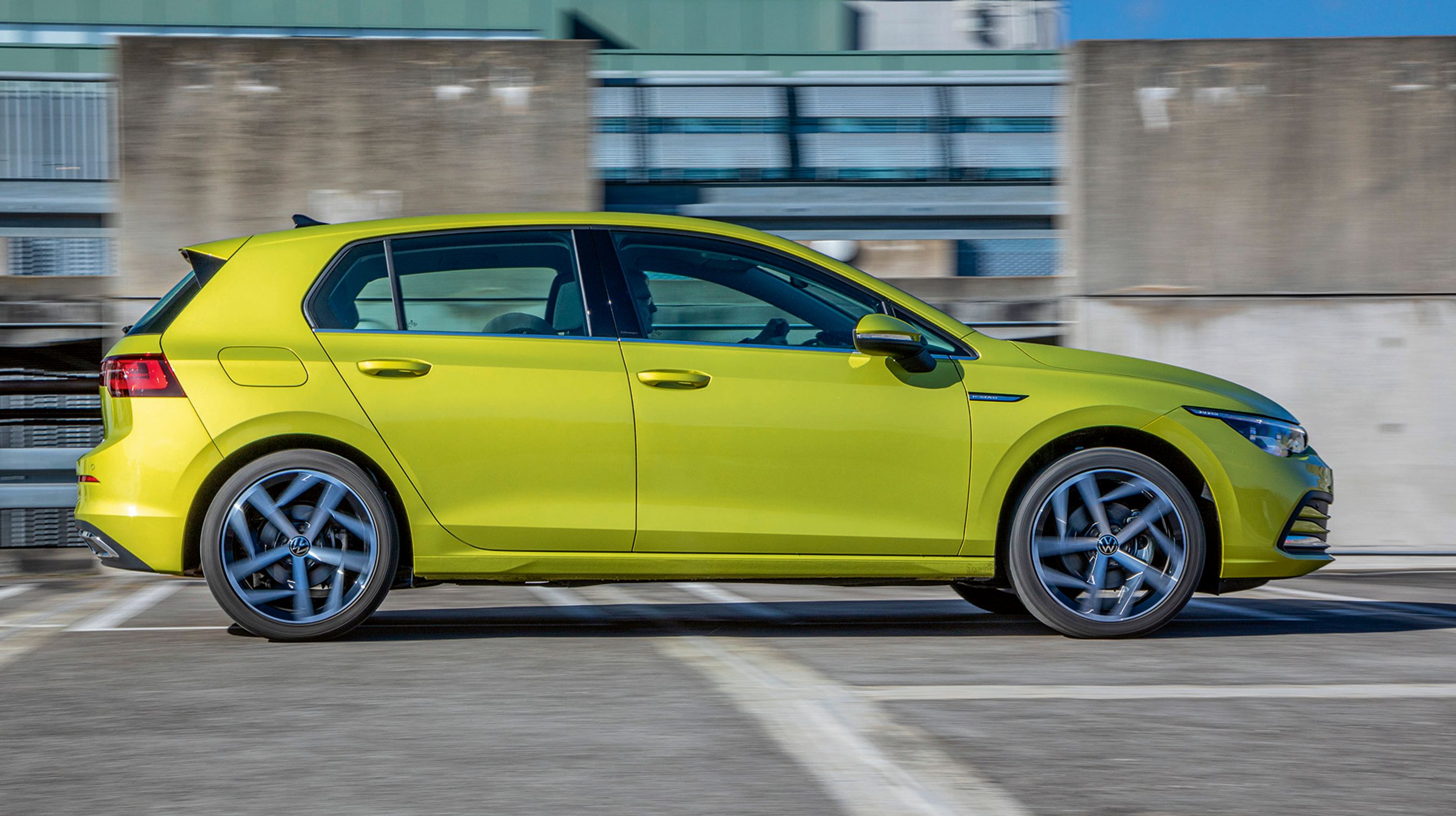 Endnu fås VW Golf kun som femdørs, men en stationcar dukker op sidst på året. Denne farve hedder Lime Yellow og er en lanceringsfarve til 9.496 kr.