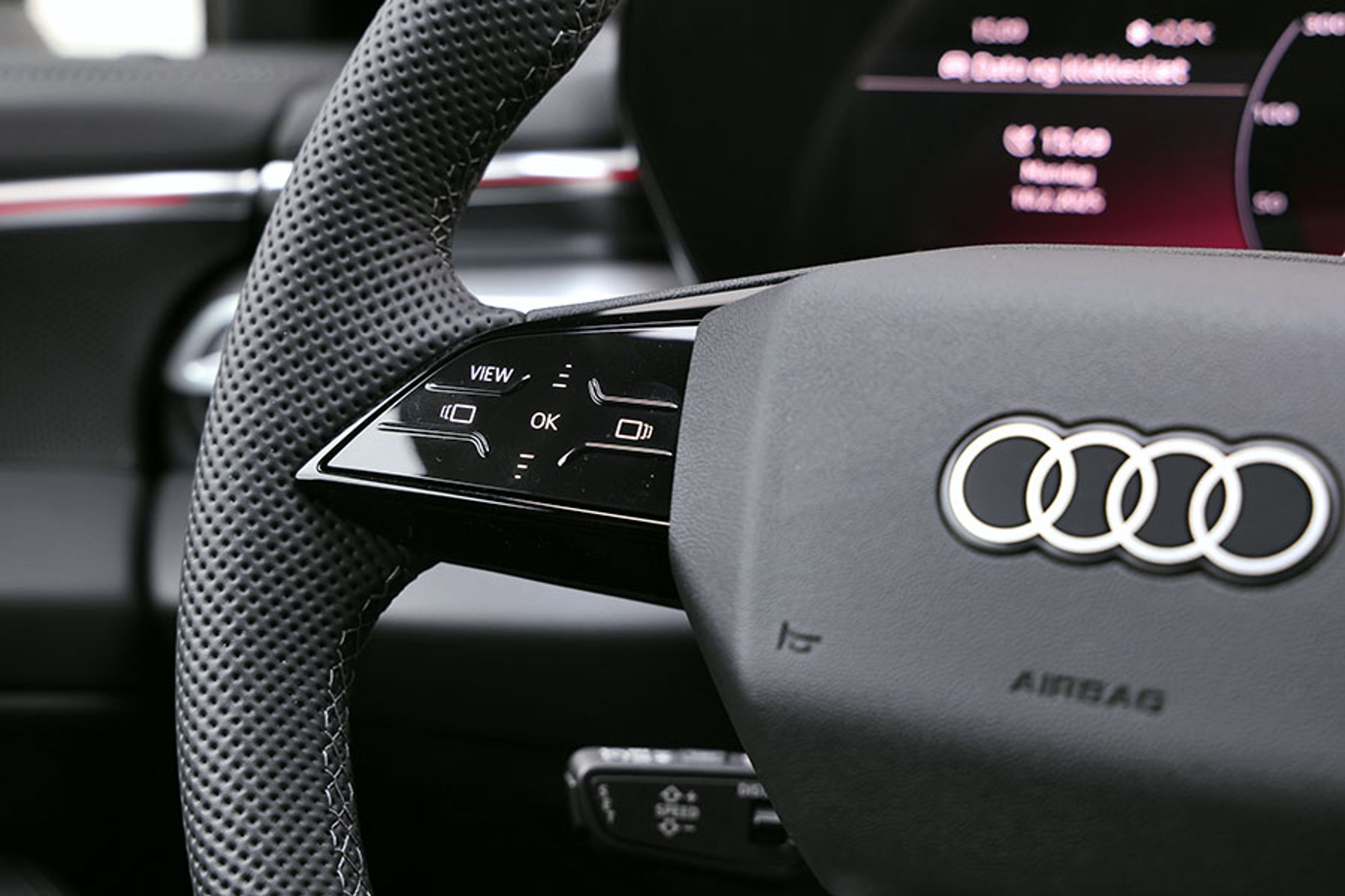 A5 er en klassisk benzinbil, men kabineindretningen er ganske moderne. Det er disse digitale knapper på rattet et tegn på. Desværre er de lidt besværlige at blive fortrolige med. Prøv det, før du bestemmer dig, de findes også på andre af Audis modeller.