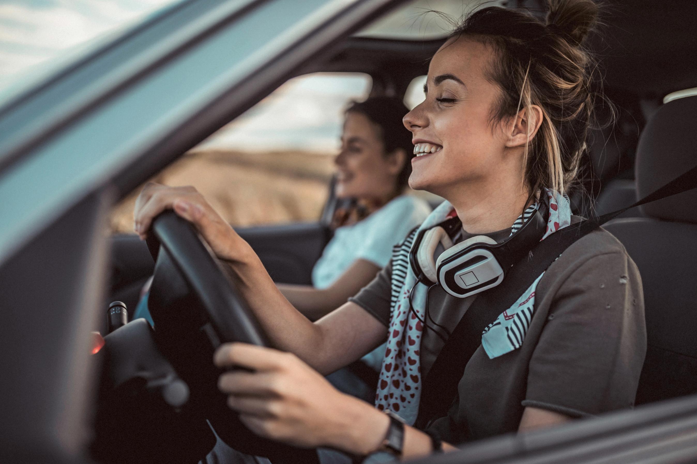 unge piger kører i en bil