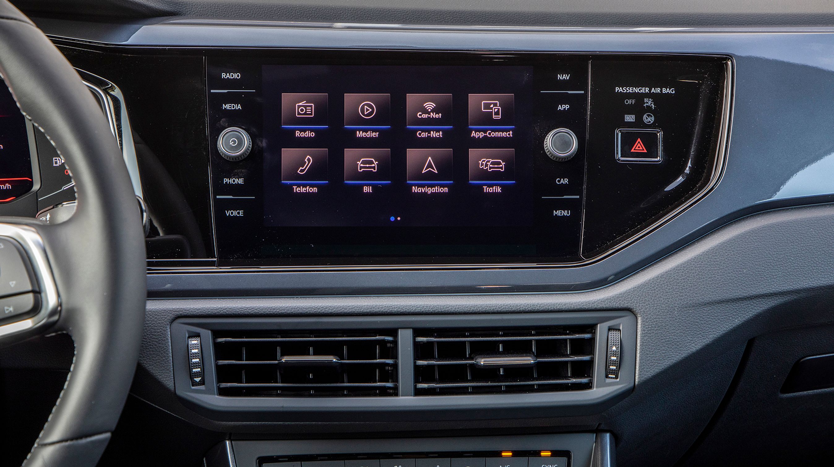 Touchskærmen er på 8 tommer og meget let at aflæse.