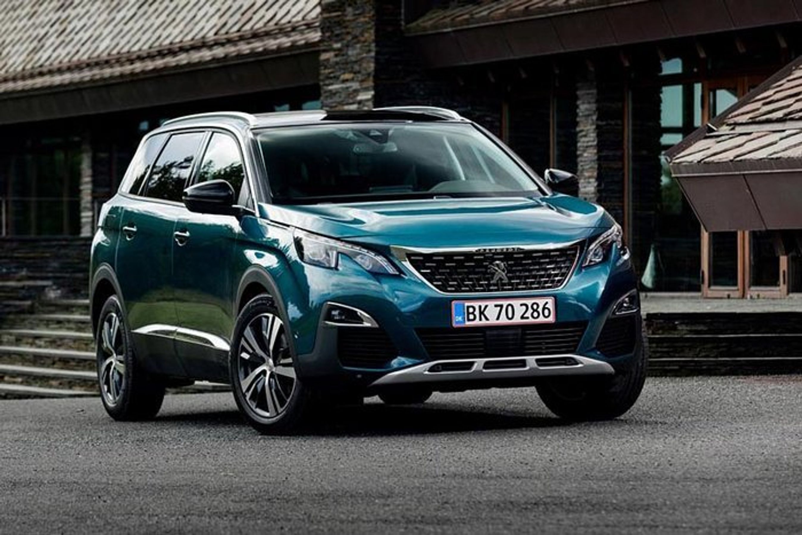 Fronten er høj og moderne, og flere af udgaverne har LED-forlygter som standard.