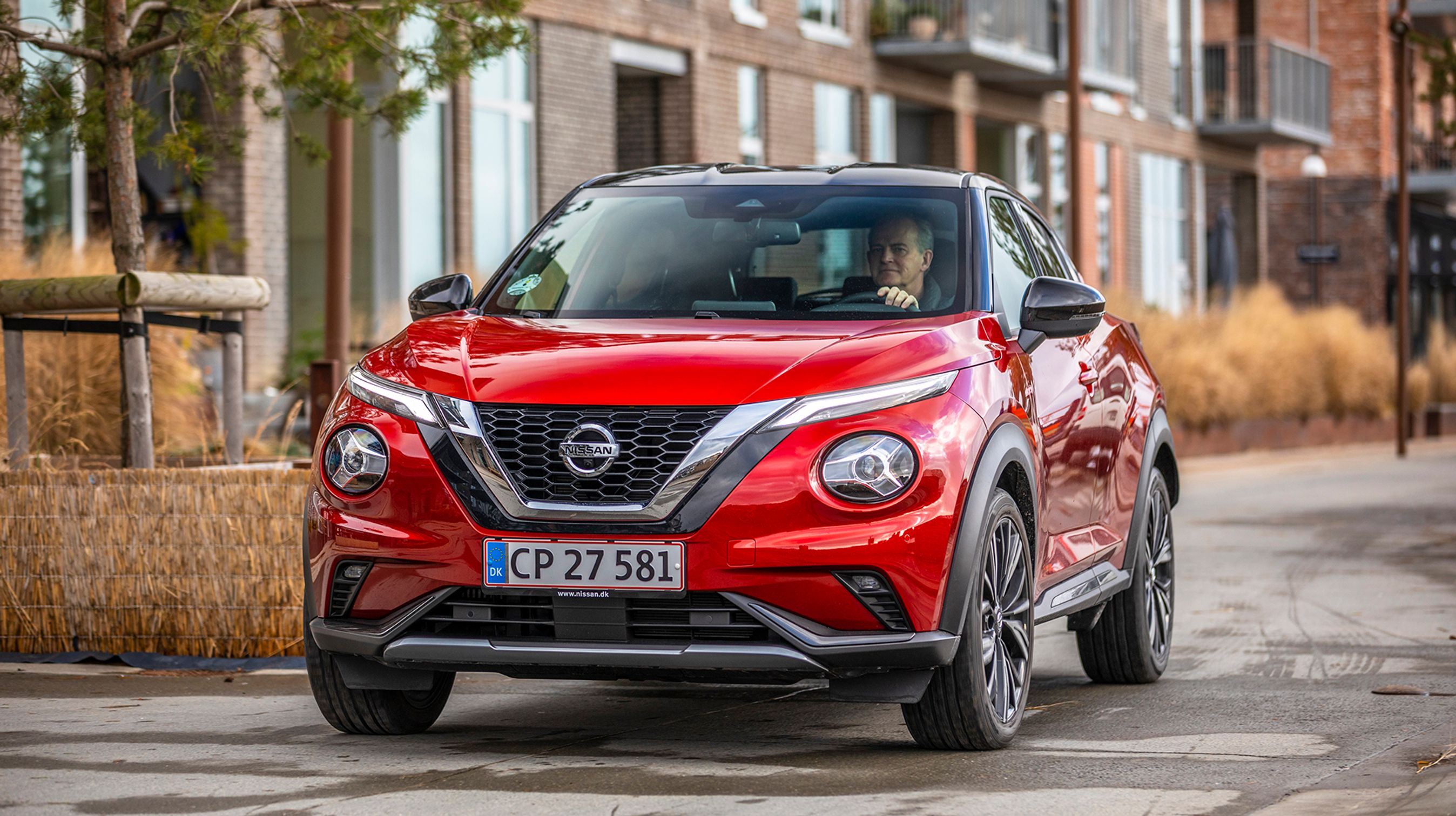 Nissan Juke har fortsat lidt specielle forlygter, der er todelte med runde lygter på „kinderne“. Men designet er blevet mere mainstream end første generation.