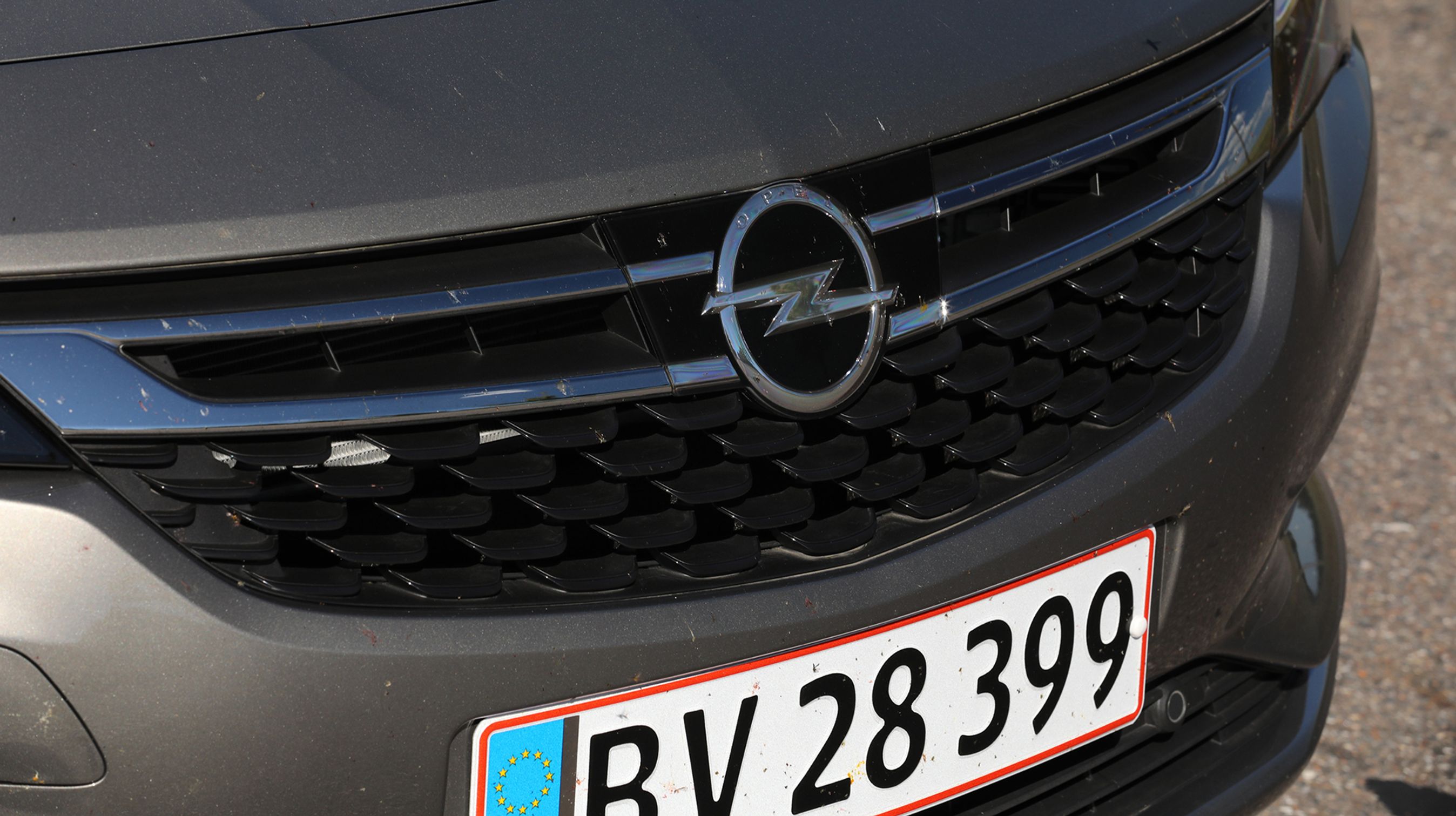 Astra fås nu også med adaptiv fartpilot. Den styres ved hjælp af en radar, der er  placeret bag Opel-logoet i fronten. Systemet er ekstraudstyr til 10.000 kr.