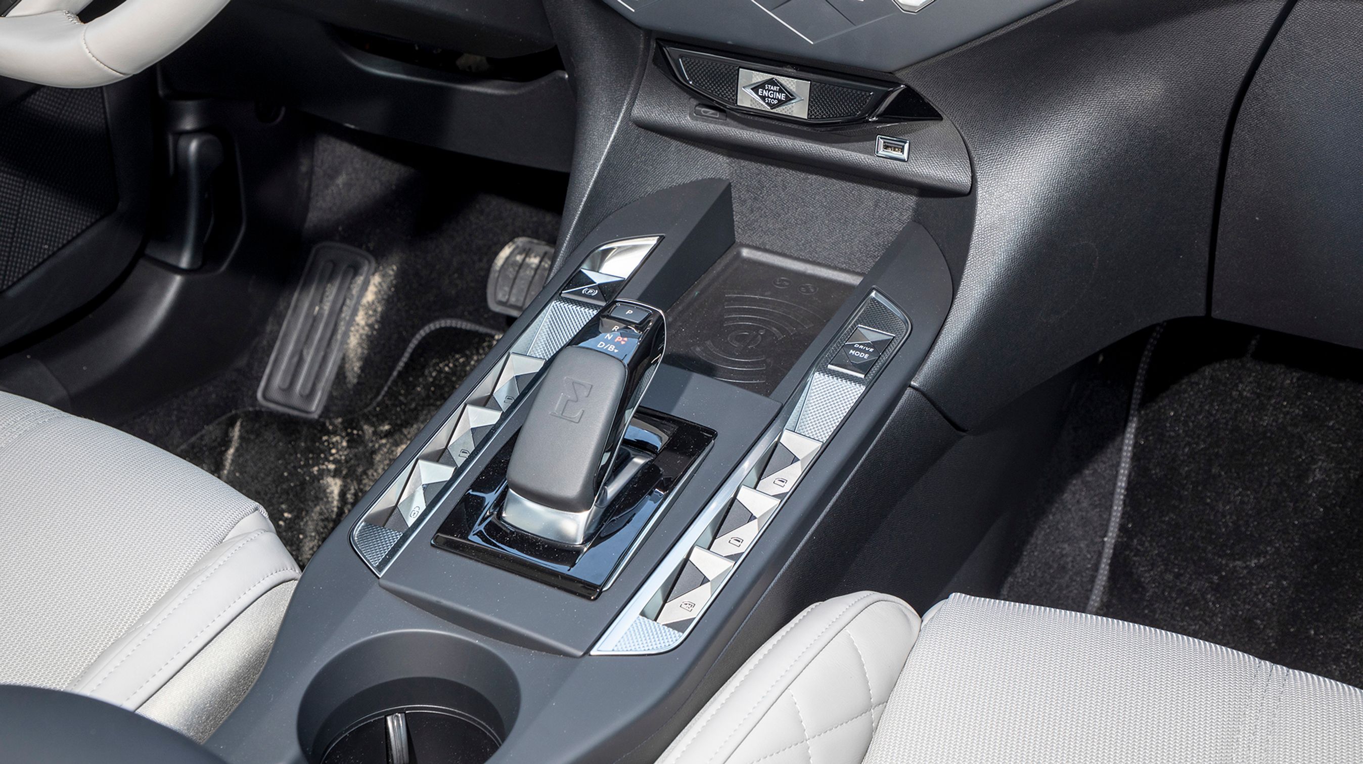 Elbilen er forsynet med gearvælgeren som også kendes fra brændstofudgaverne med automatgear. Den går selv i ’P’, når bilen slukkes.